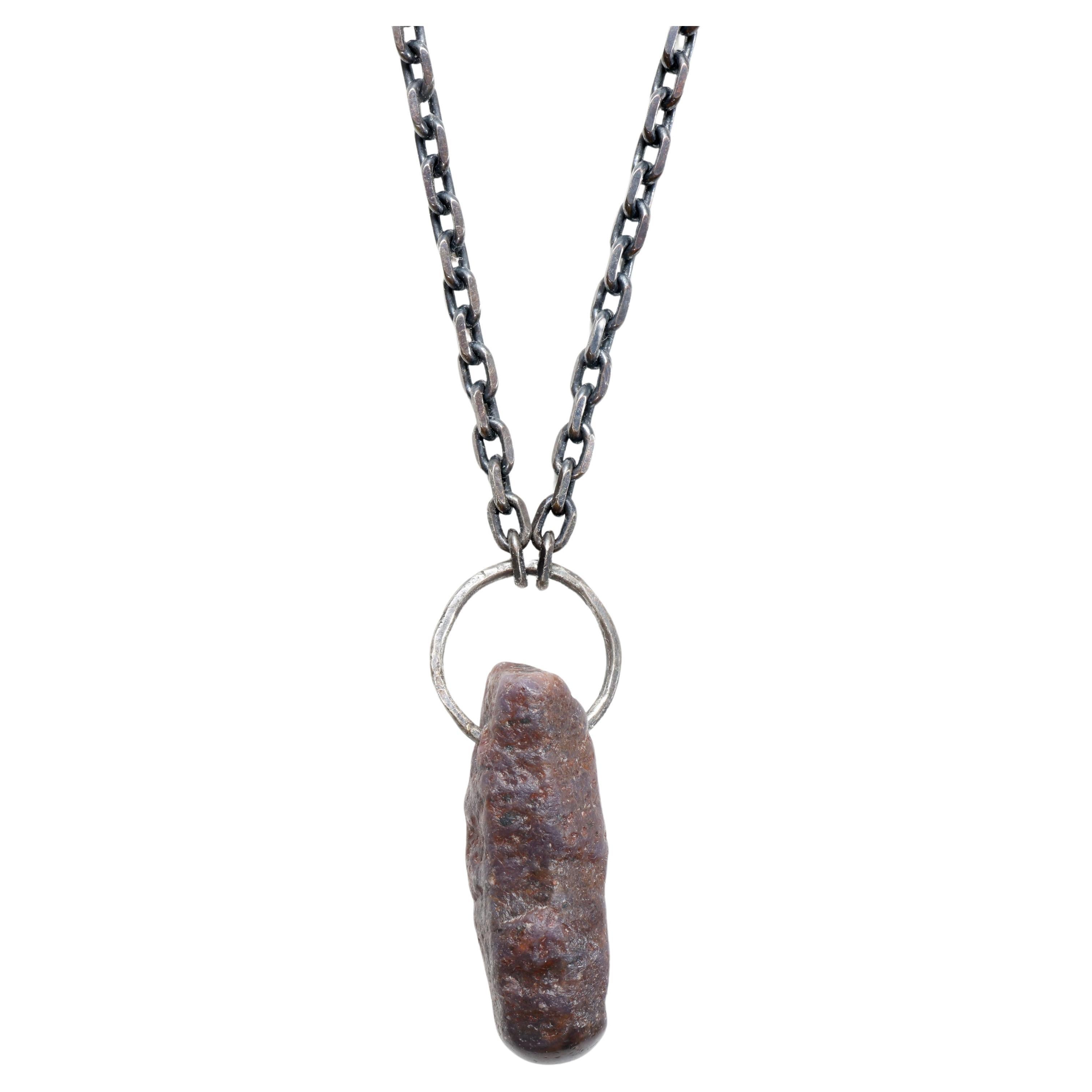 Collana con ciondolo di zaffiro in cristallo grezzo, catena d'argento robusta, pezzo unico in vendita