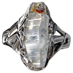 Anello in argento con cristallo di zaffiro, grezzo e non tagliato, gemma naturale dello Sri Lanka.