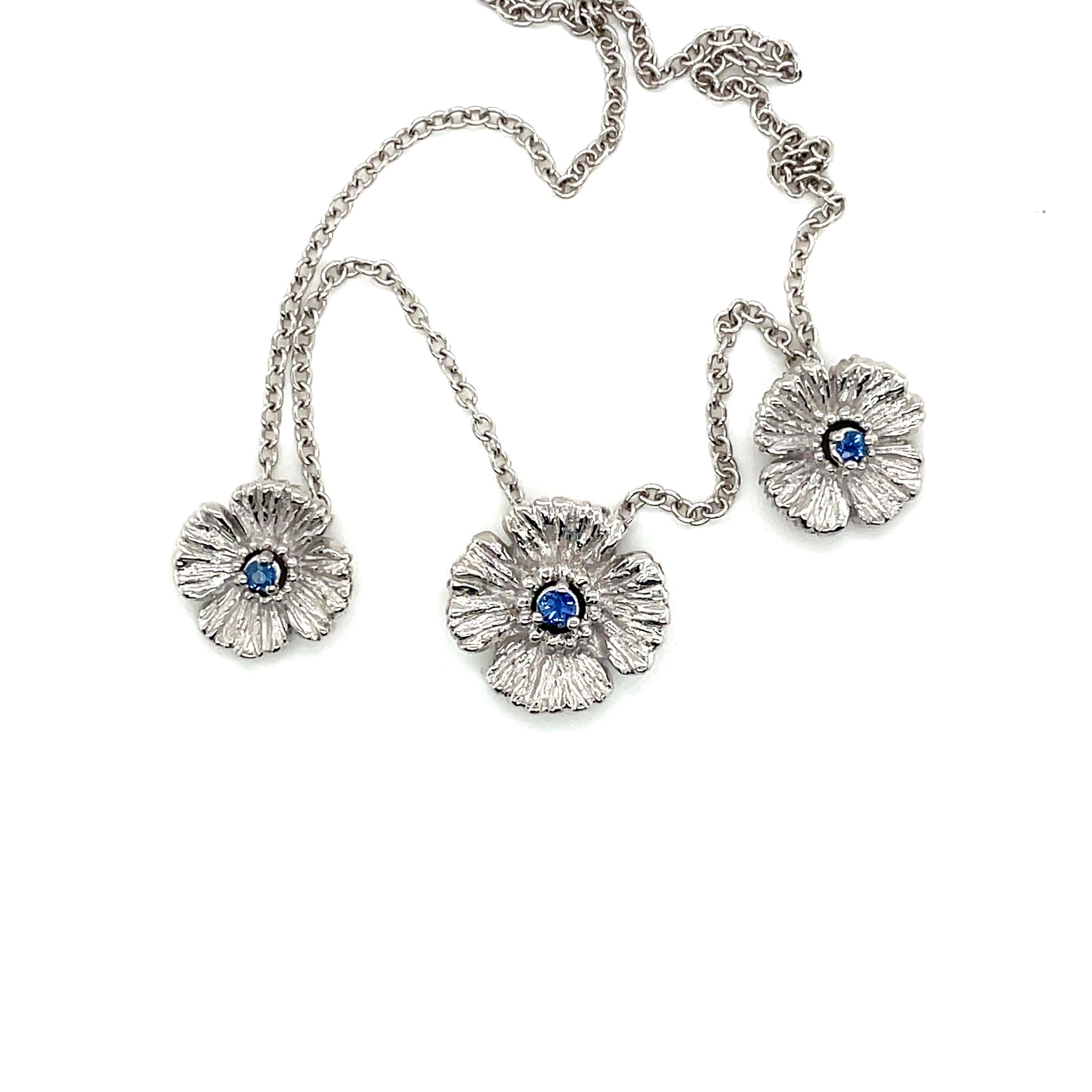Contemporaneo Collana con fiori di zaffiro 0,13 carati e catena in oro bianco 18 carati in vendita