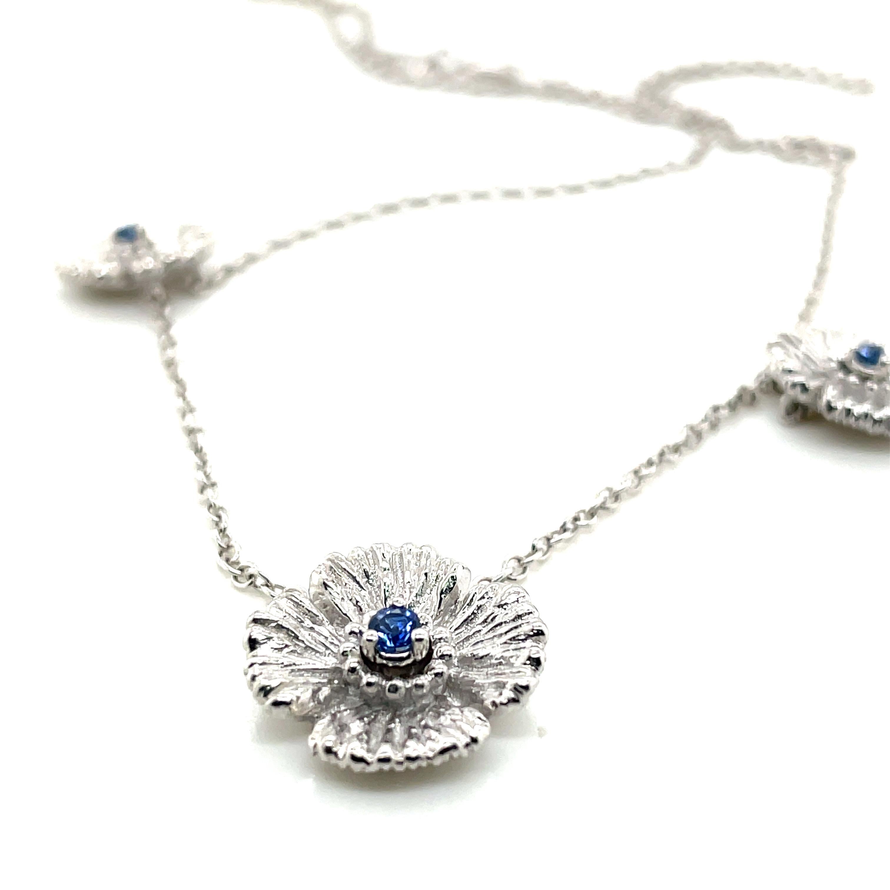 Collana con fiori di zaffiro 0,13 carati e catena in oro bianco 18 carati In condizioni Nuovo in vendita a Hong Kong, HK