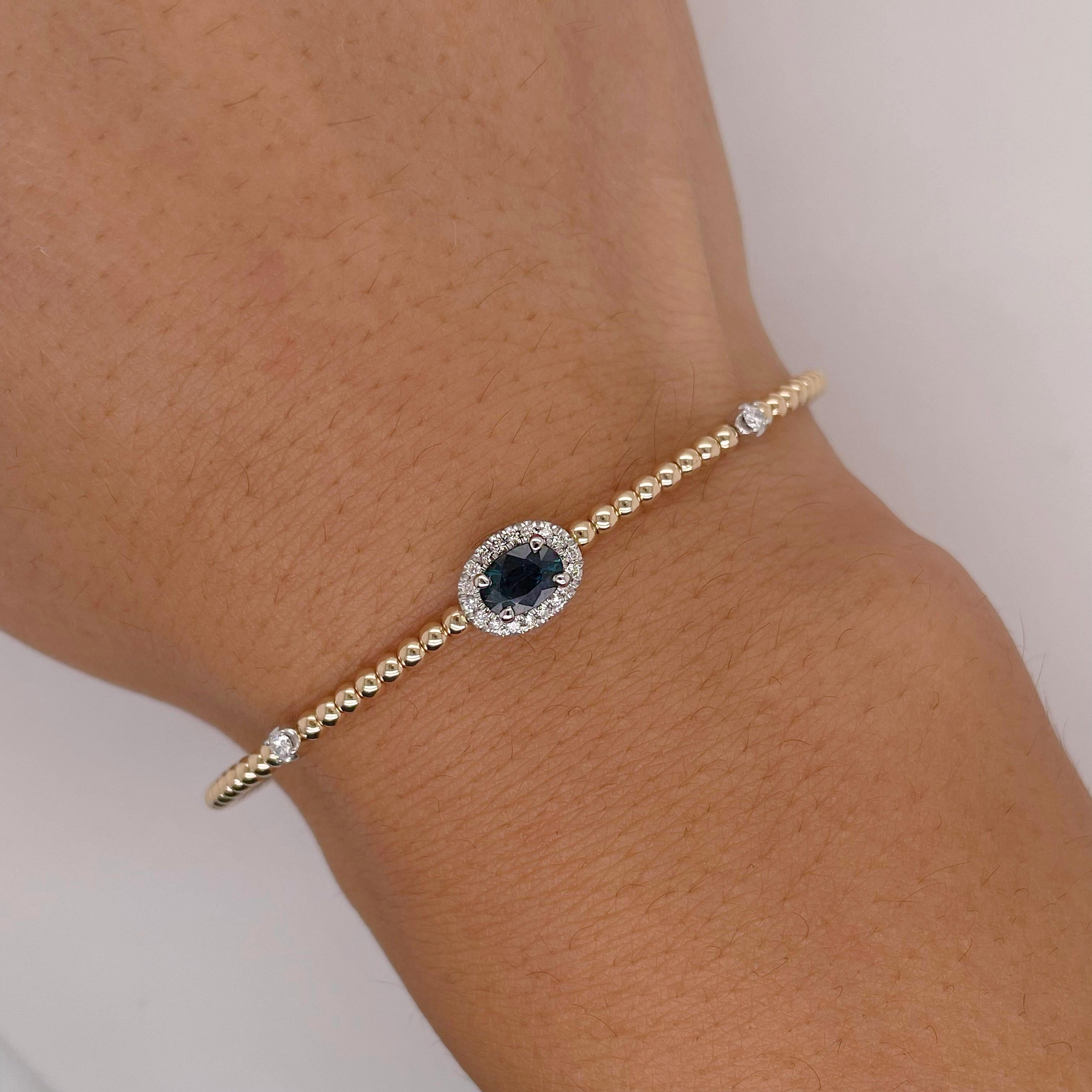 Taille ovale Bracelet manchette saphir avec halo de diamants, bracelet flexible en or jaune et alliage en vente