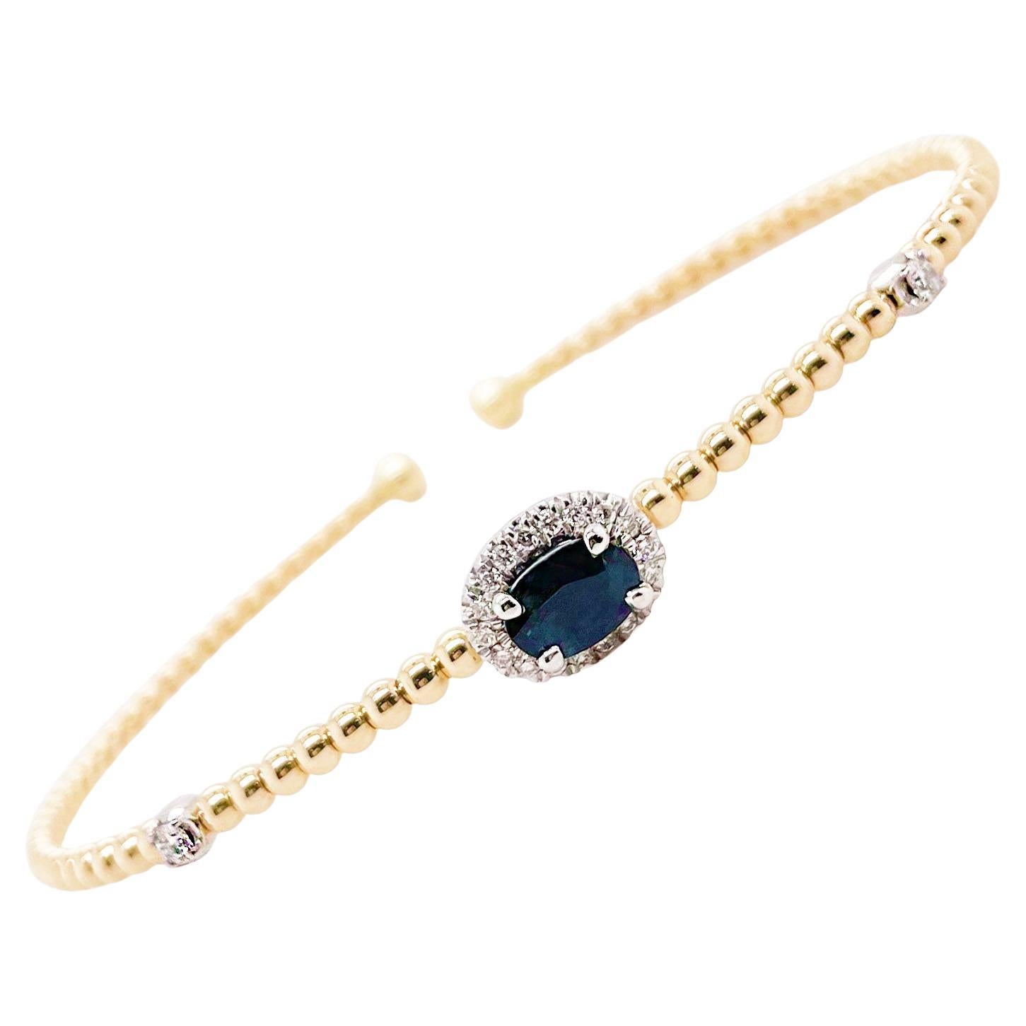 Bracelet manchette saphir avec halo de diamants, bracelet flexible en or jaune et alliage en vente