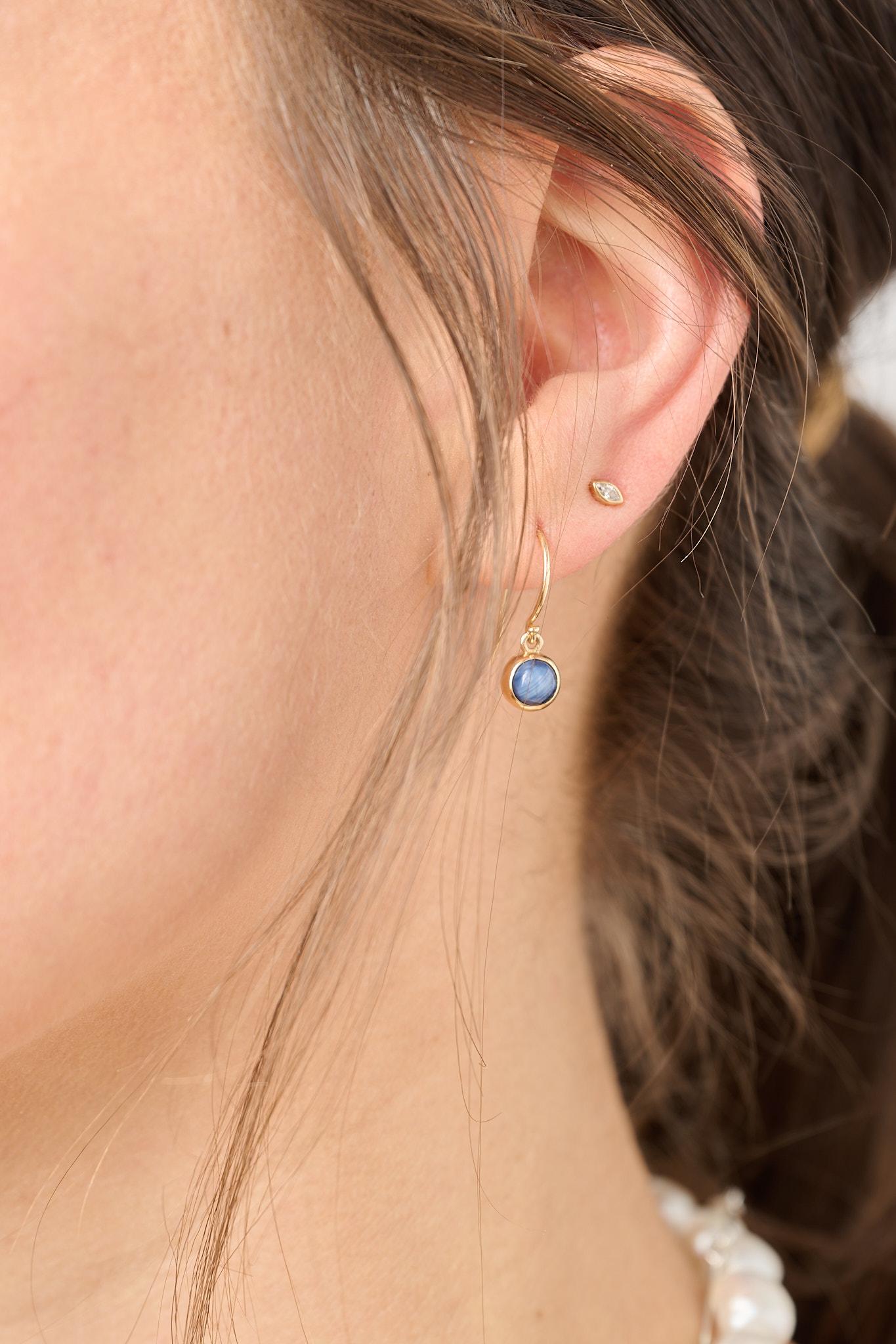 If you want something that goes with everything but will never go out of style, this is the earring for you. 4mm cabochon genuine sapphire stones dangle on a 14k yellow gold French ear wire. 

-14k yellow gold
-2, 4mm cabochon genuine sapphire