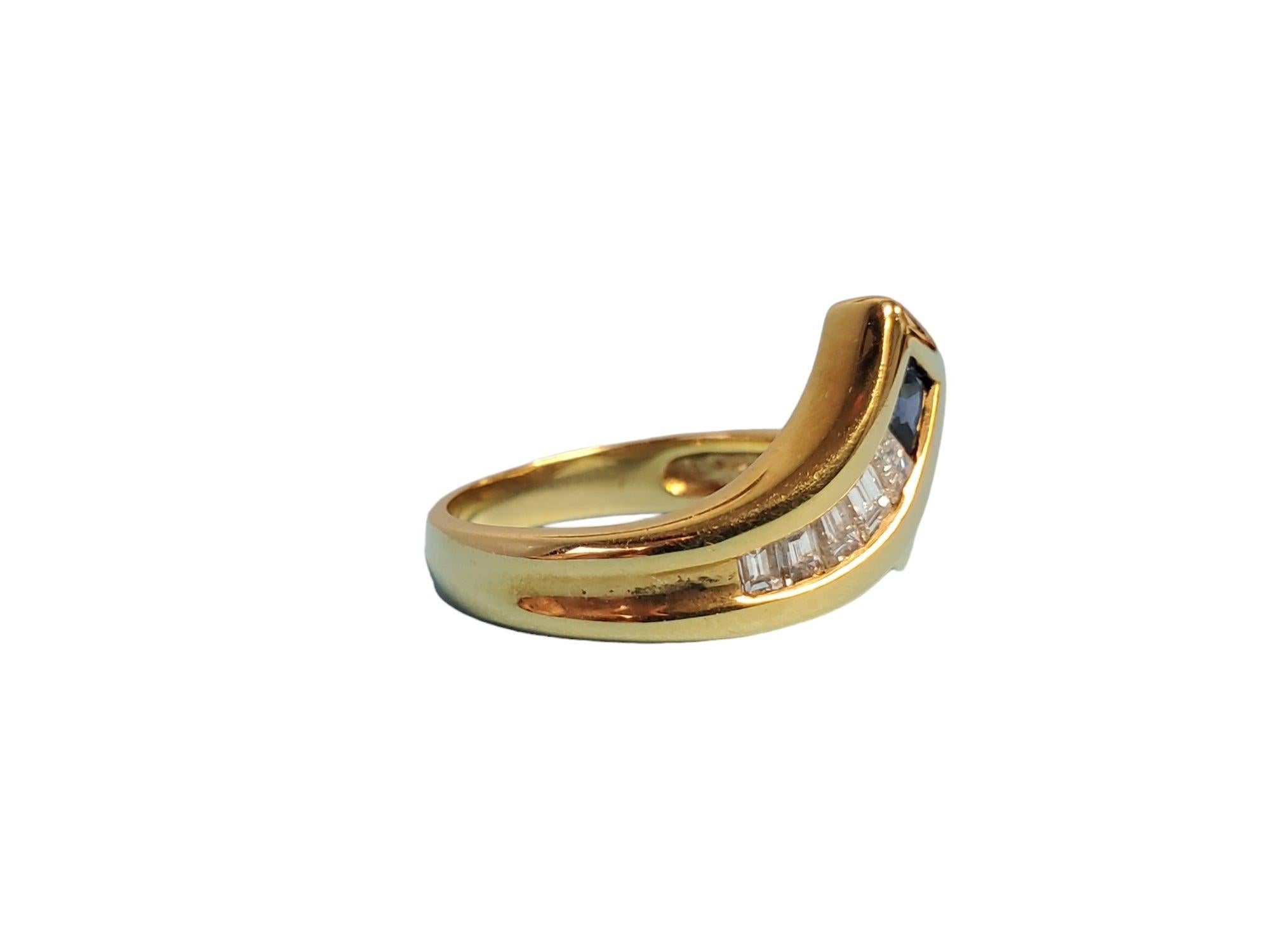 Dieses Angebot ist für eine 18k Gelbgold Diamant und Saphir High-End-Designer-Ring. Es hat ca. .45tcw weiß VS bündig gesetzt Baguettes verjüngt sich mit einem blauen Saphir Mittelstein. Dieses Stück ist ungetragen aus einem Ausverkauf und wurde