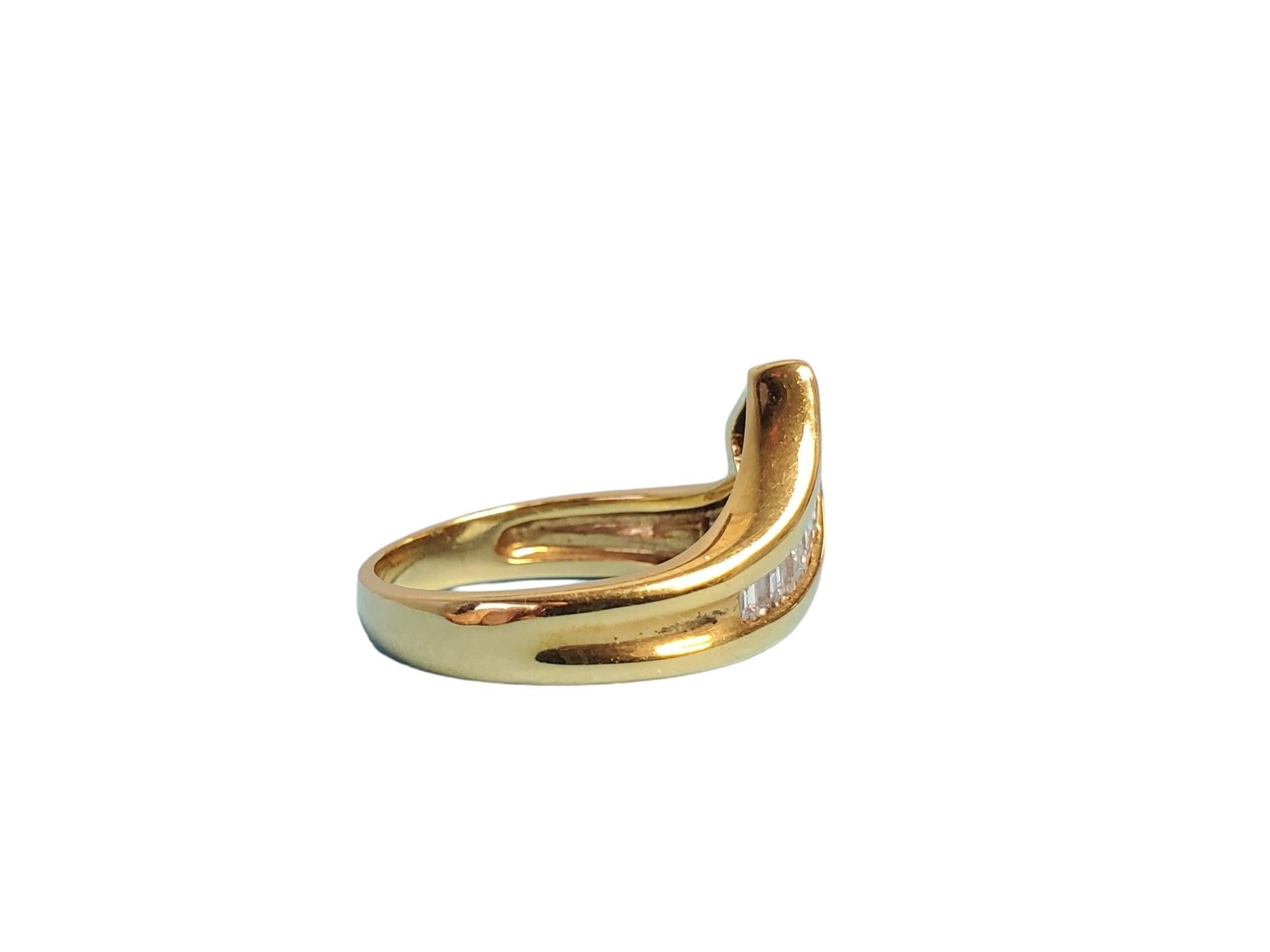 Modern Sapphire Designer Ring 18k Yellow Gold White VS Diamonds For Sale