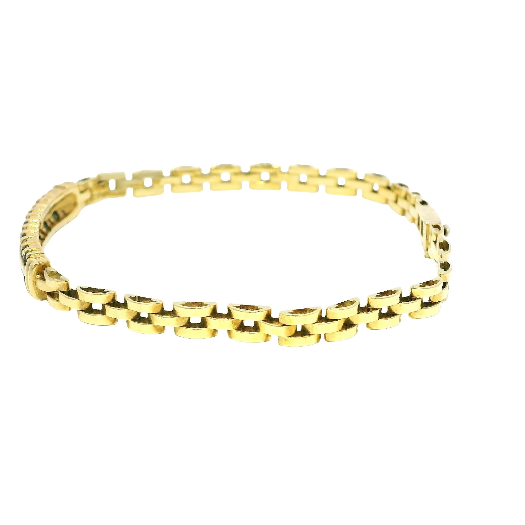 Bracelet à maillons cubains en or jaune 18k saphir et diamant

Matériau : Or jaune 18k

Détails des diamants : Il y a environ 0,35 carats de diamants ronds naturels de taille brillante (14 pierres). Tous les diamants sont de couleur H/I et de pureté