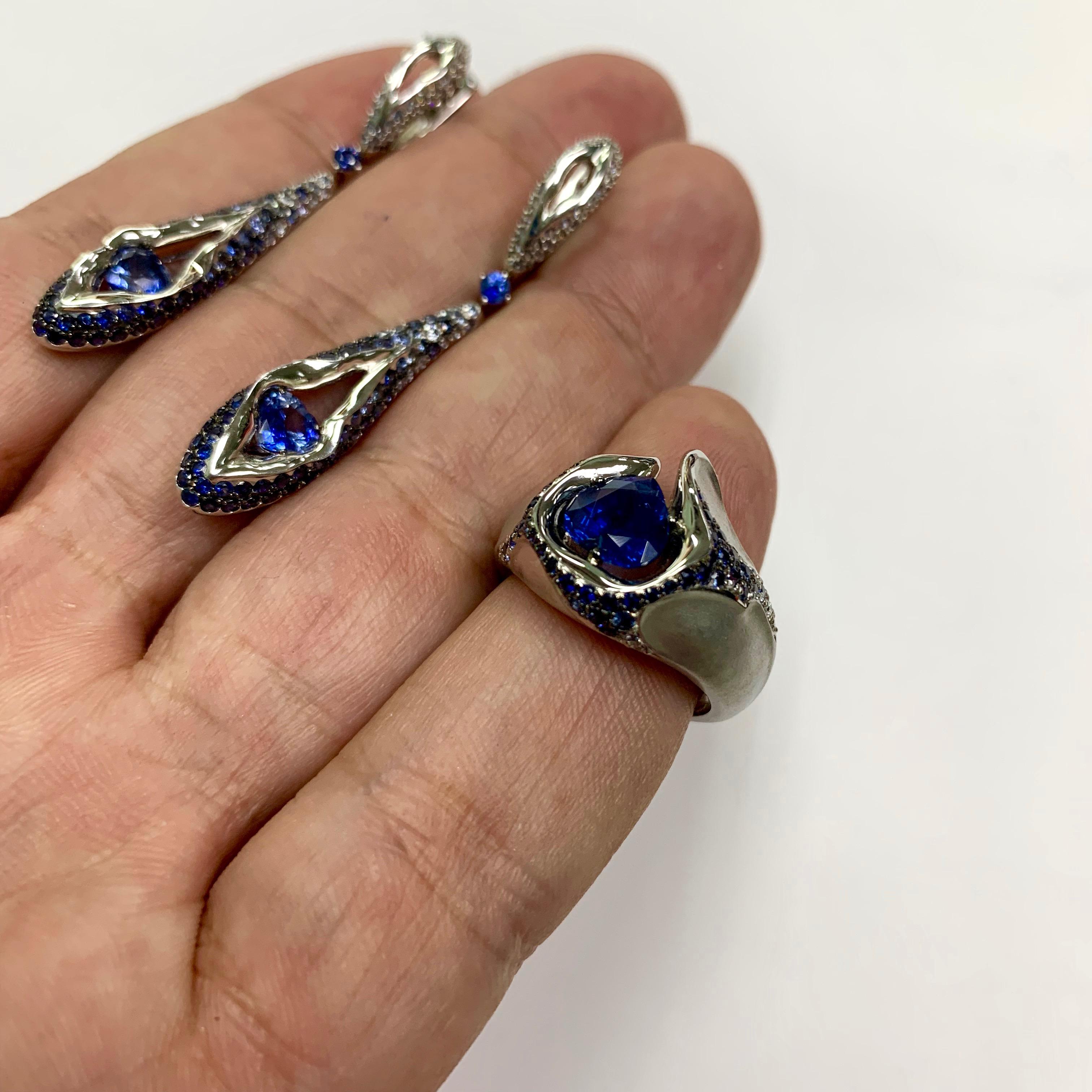 Set aus Herzbeat-Ring-Ohrringen mit Saphiren und Diamanten aus 18 Karat Weißgold (Zeitgenössisch) im Angebot