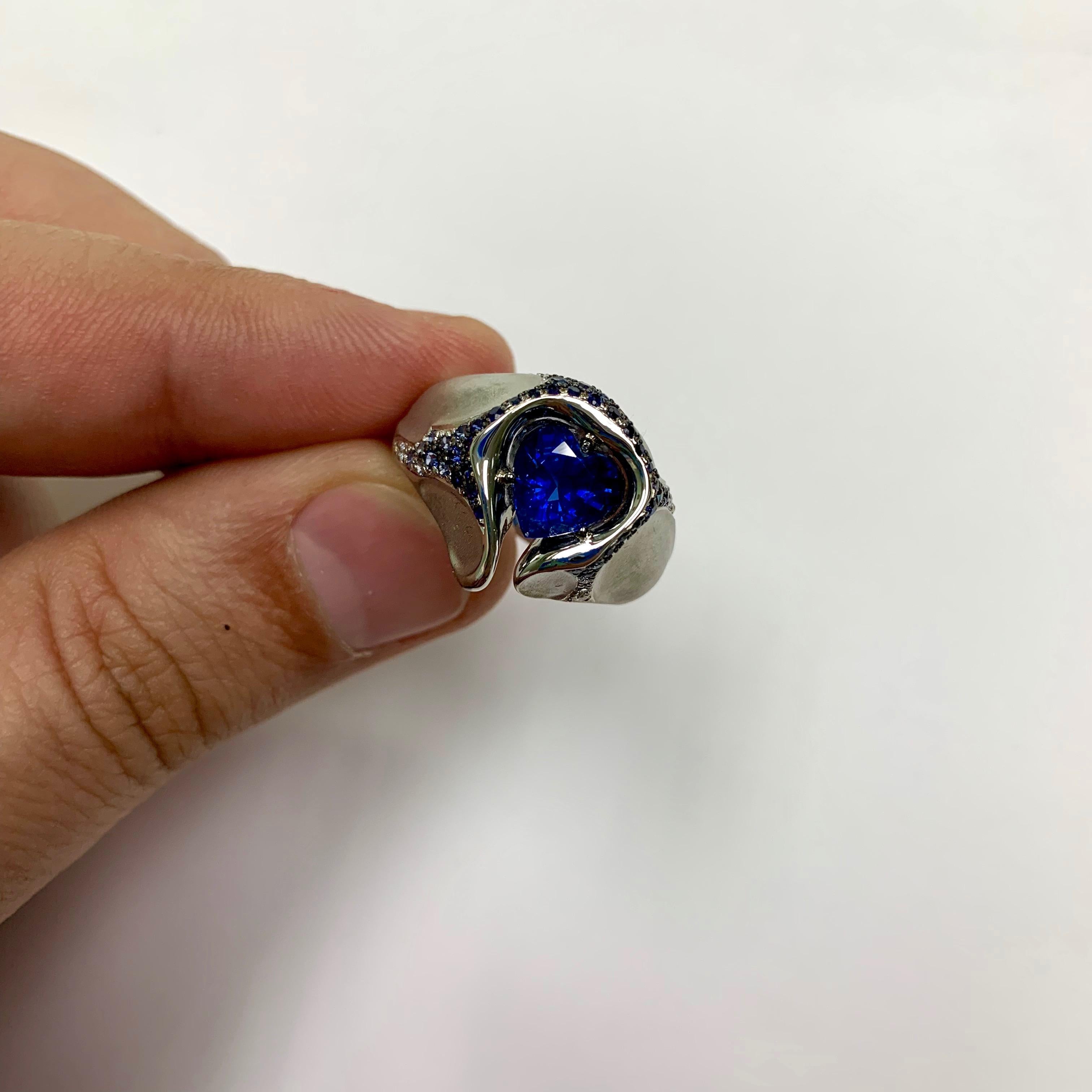 Sapphire Diamond 18 Karat White Gold HeartBeat Ring Earrings Suite In New Condition For Sale In Bangkok, TH