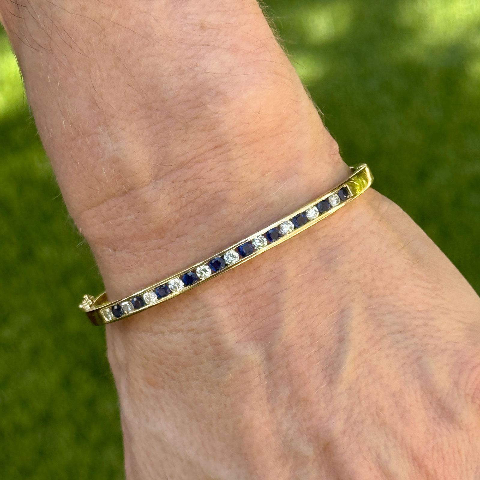 Sapphire Diamond 18 Karat Yellow Gold Hinged Oval Bangle Bracelet Corte redondo en venta