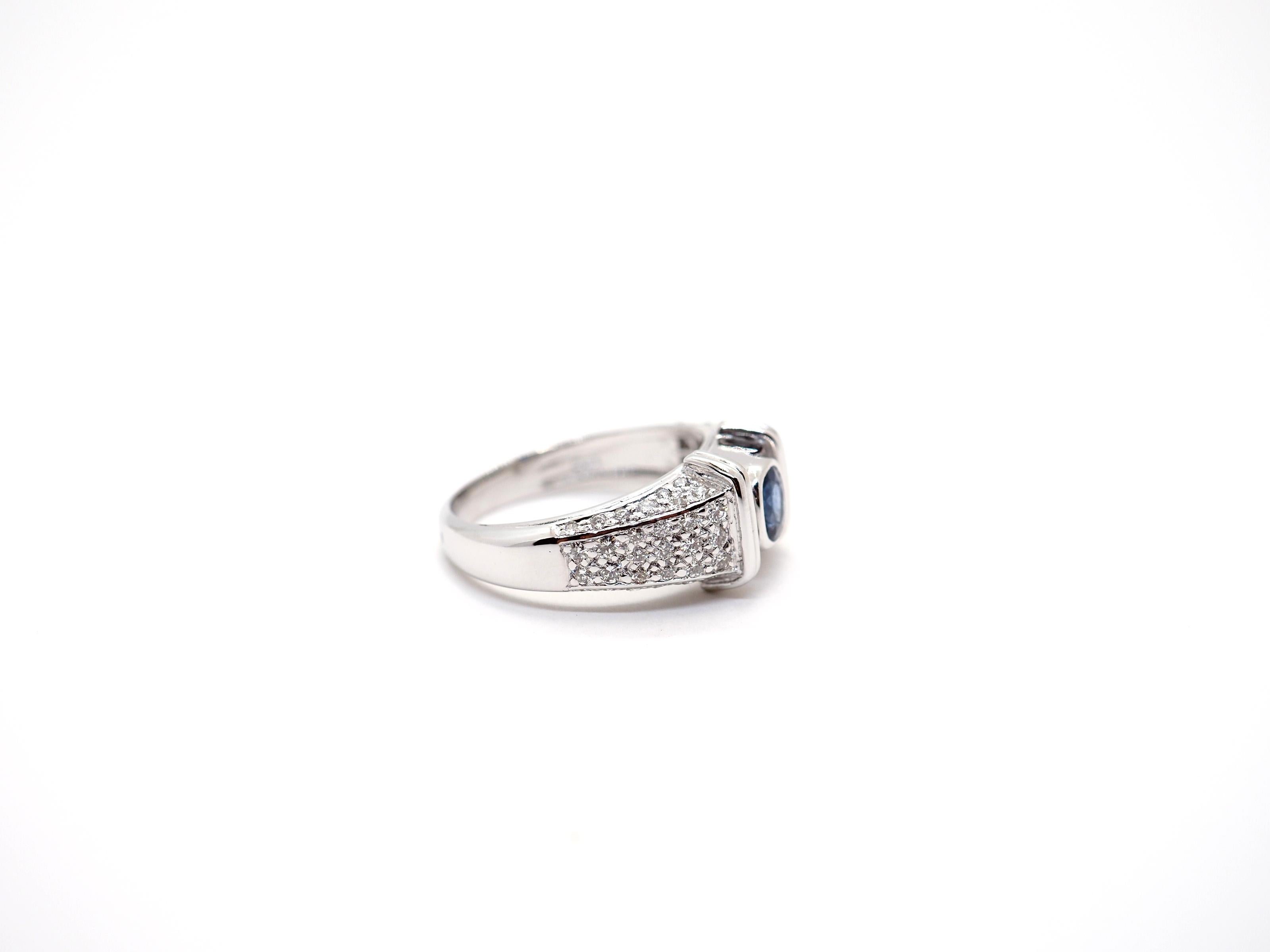 Ein schöner Klassiker  Saphir- und Diamantring aus 18 K. Weißgold, mit einem ovalen blauen Saphir von 3,82 mm x 4,75 mm in der Mitte und rund geschliffenen Diamanten auf dem Ring, um ihn noch mehr hervorzuheben, insgesamt 1,28 Karat. 

Gesamtgewicht