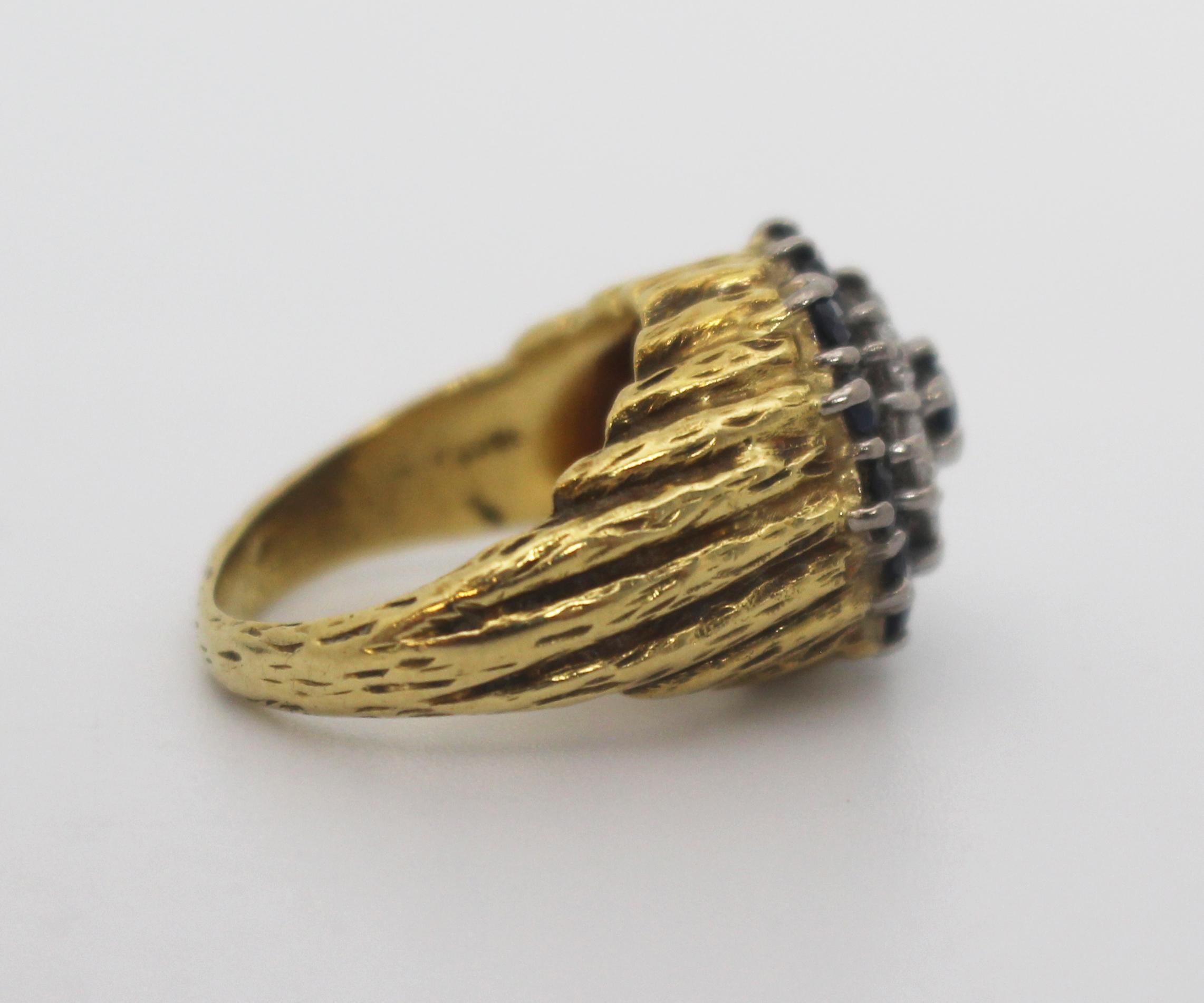 Britannique Bague en grappe de saphirs et de diamants 18 carats en vente