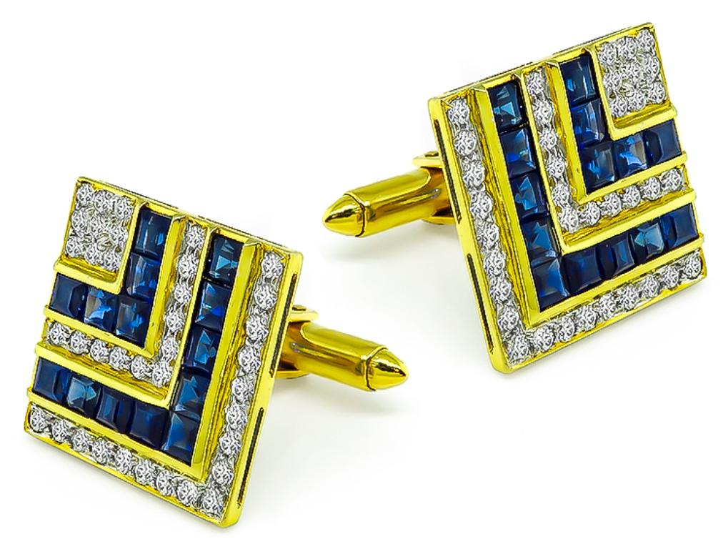 Este elegante par de gemelos de oro amarillo de 18 quilates presenta brillantes diamantes de talla redonda que pesan aproximadamente 2,20 quilates, de color F-G y claridad VS. Los diamantes están acentuados por preciosos zafiros de talla cuadrada