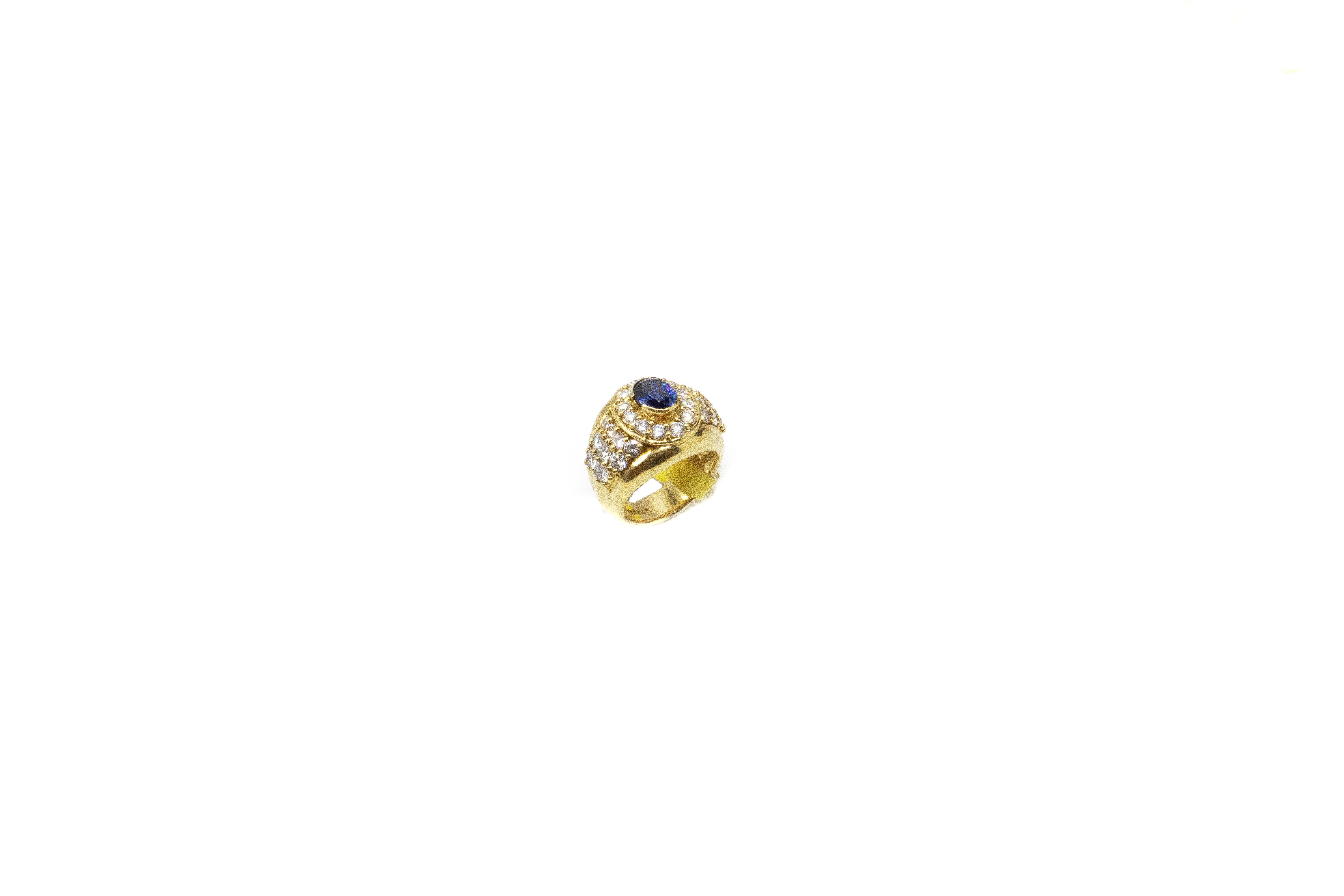 Saphir-Diamant-Ring 18kt Gold. Schöner tiefblauer mittlerer Saphir umgeben von eleganten weißen Diamanten. Größe 7 Gesamtgewicht 16,13 Gramm