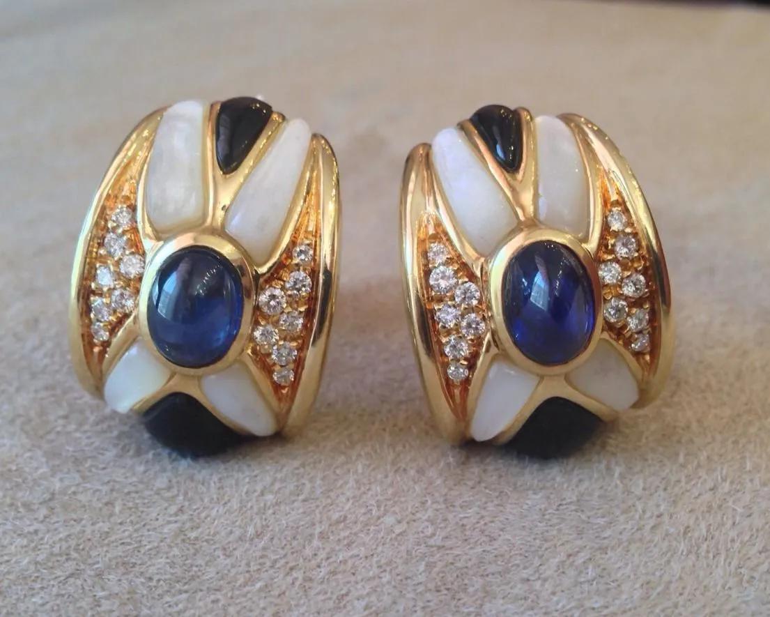 Saphir, Diamant & Onyx Ohrringe in 18K Gelbgold

Saphir-, Diamant- und Onyx-Ohrringe sind ein wunderschönes Paar Saphir-Ohrringe im Vintage-Stil, die leicht gewölbt sind und mit großen ovalen Saphir-Cabochons, individuell geformten Perlen und Onyx