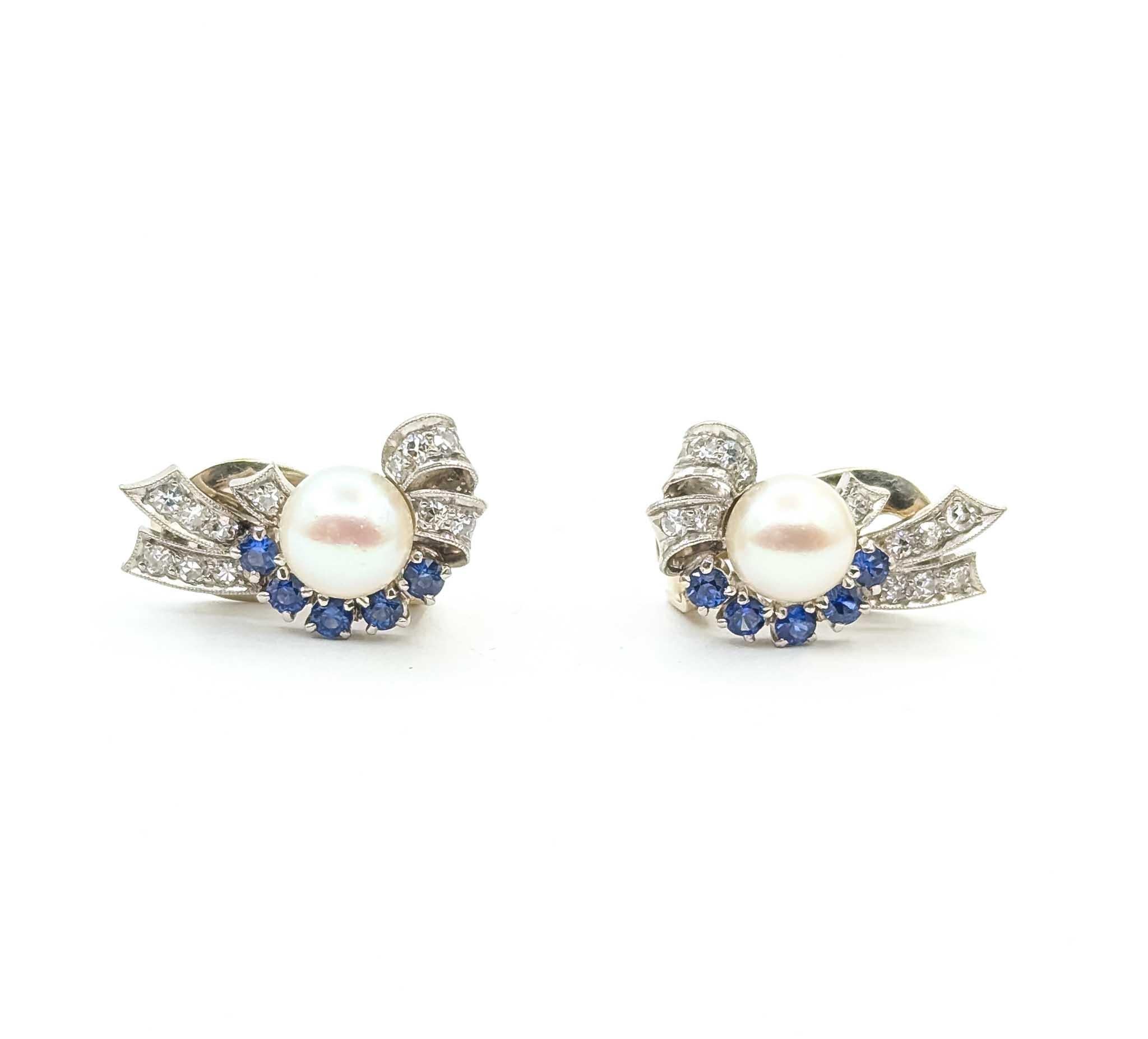  Pendientes de Zafiro, Diamante y Perla en Oro Blanco de 14k

Te presentamos estos exquisitos pendientes, elaborados en lujoso oro blanco de 14k con un distintivo diseño de clip de mediados de siglo. Los pendientes muestran un cautivador conjunto de