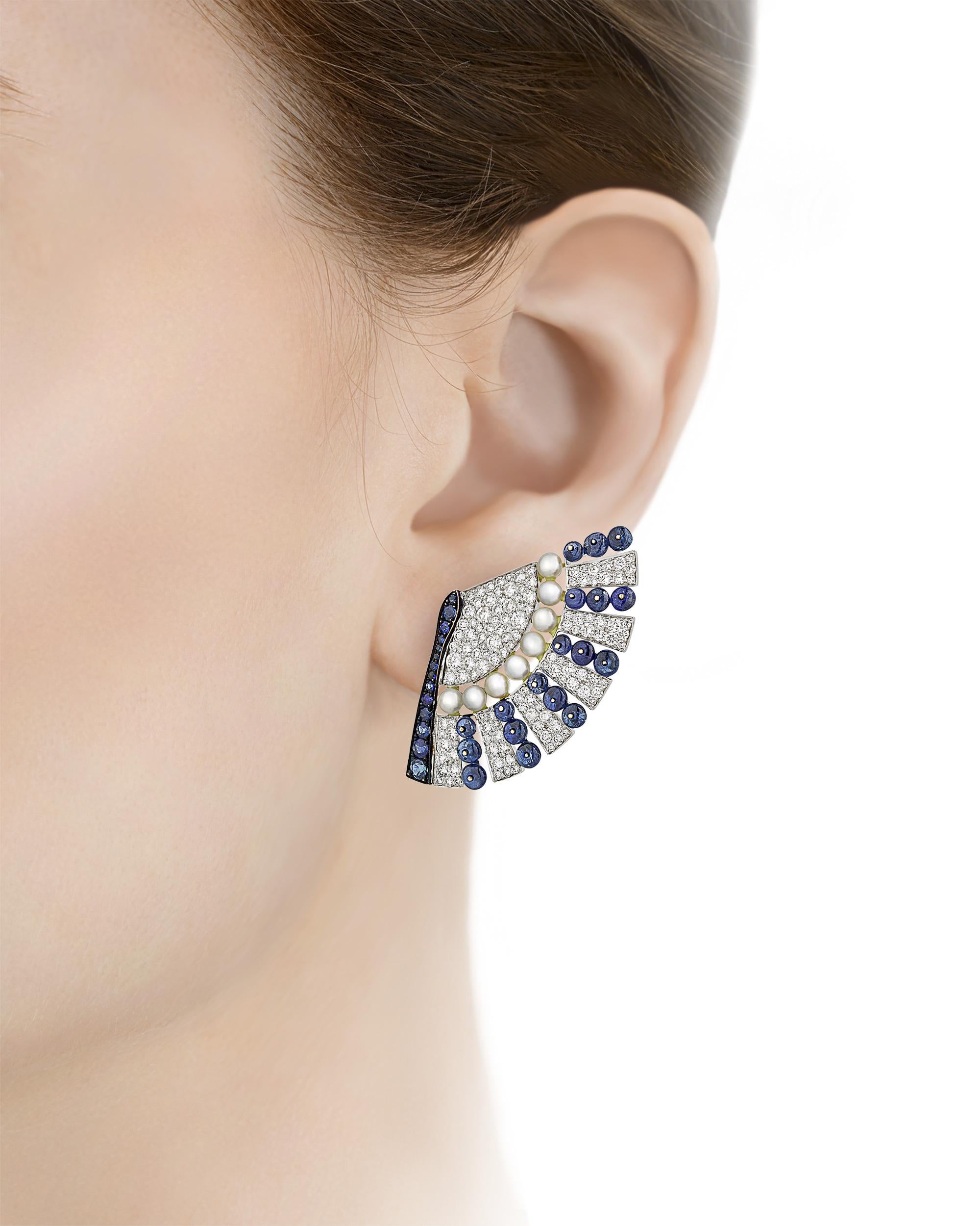 De riches saphirs bleus, des diamants étincelants et des perles de rocaille sont réunis dans ces boucles d'oreilles conçues pour ressembler à un élégant éventail de femme. Les saphirs totalisent 10,39 carats, et les diamants pèsent 3,81 carats.