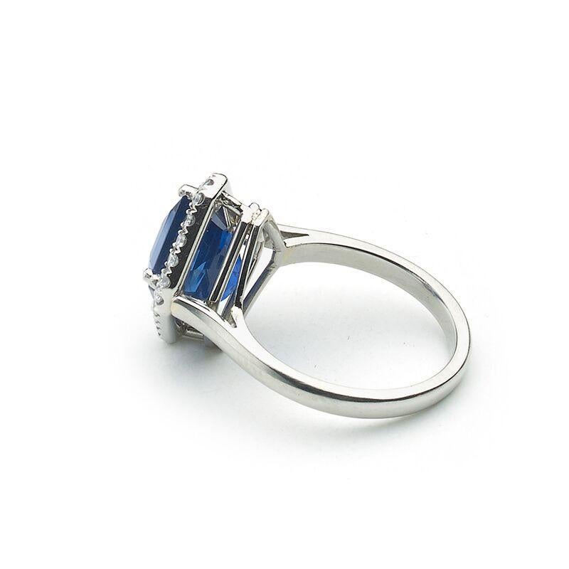Sapphire, Diamond and Platinum Ring, 4.81 Carat In New Condition For Sale In London, GB