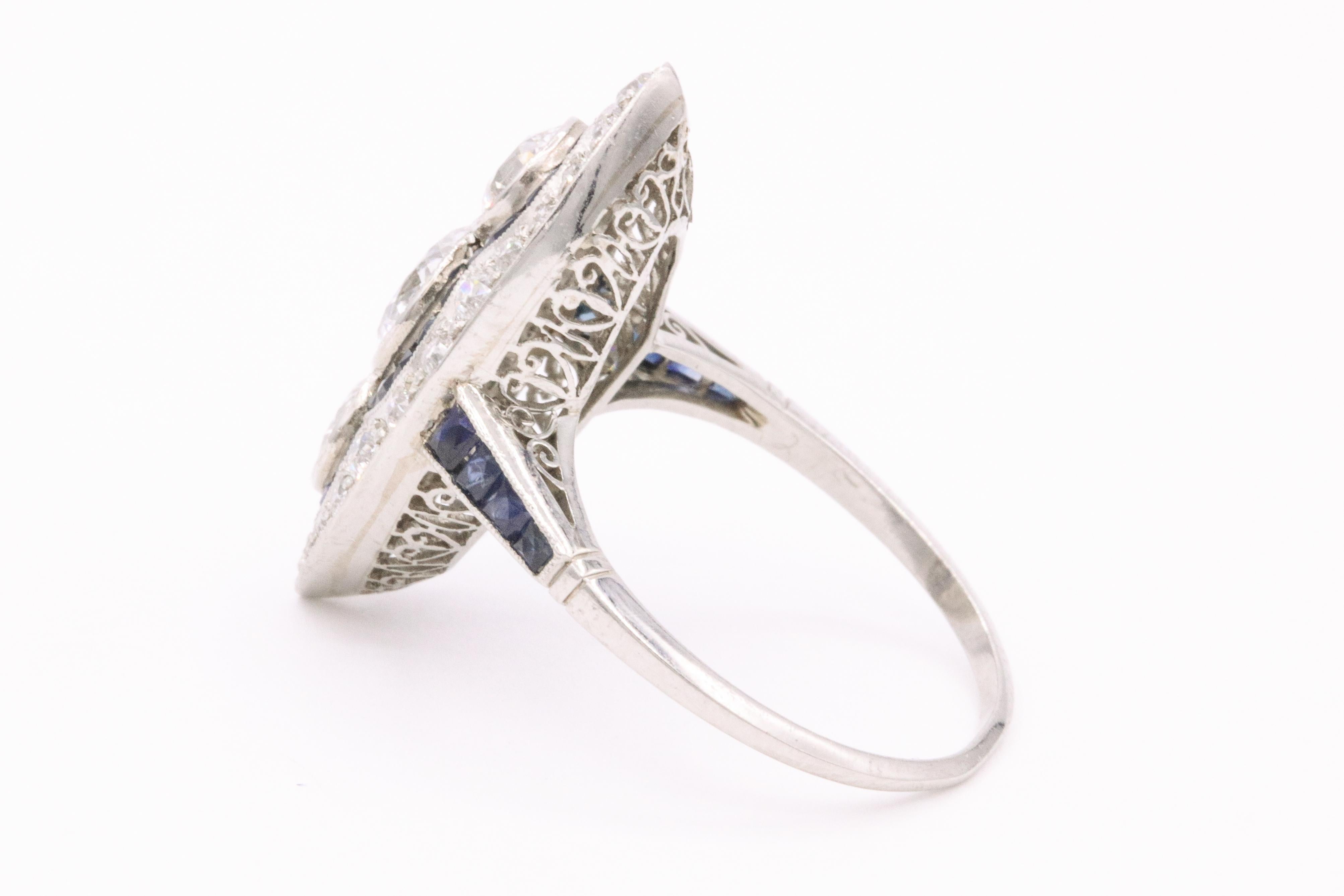 Art-Déco-inspirierter Ring, 4 Karat Platin mit Saphiren (Rundschliff) im Angebot