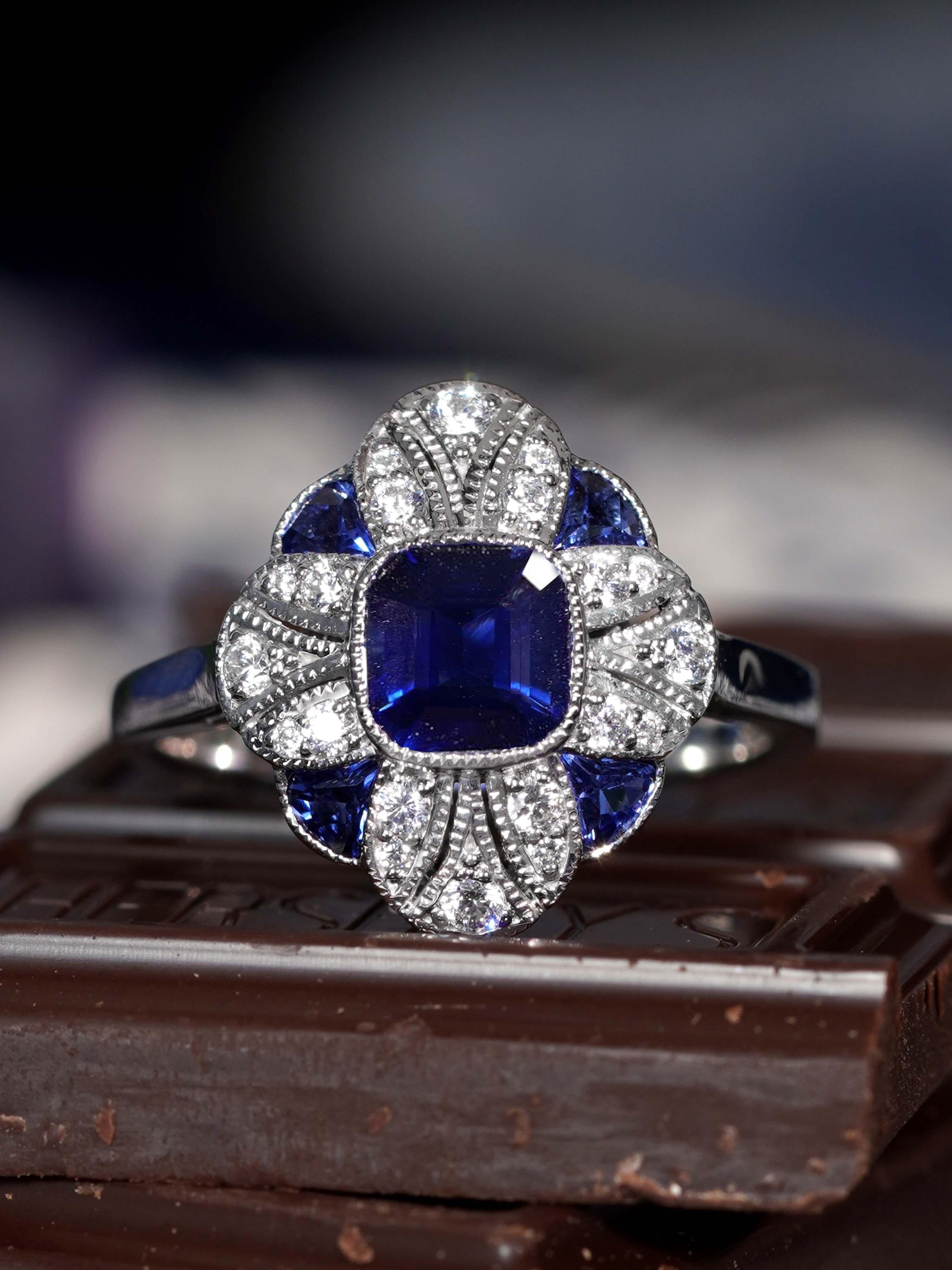 Taille coussin Bague de fiançailles de style Art déco en or blanc 18 carats avec saphir et diamants en vente