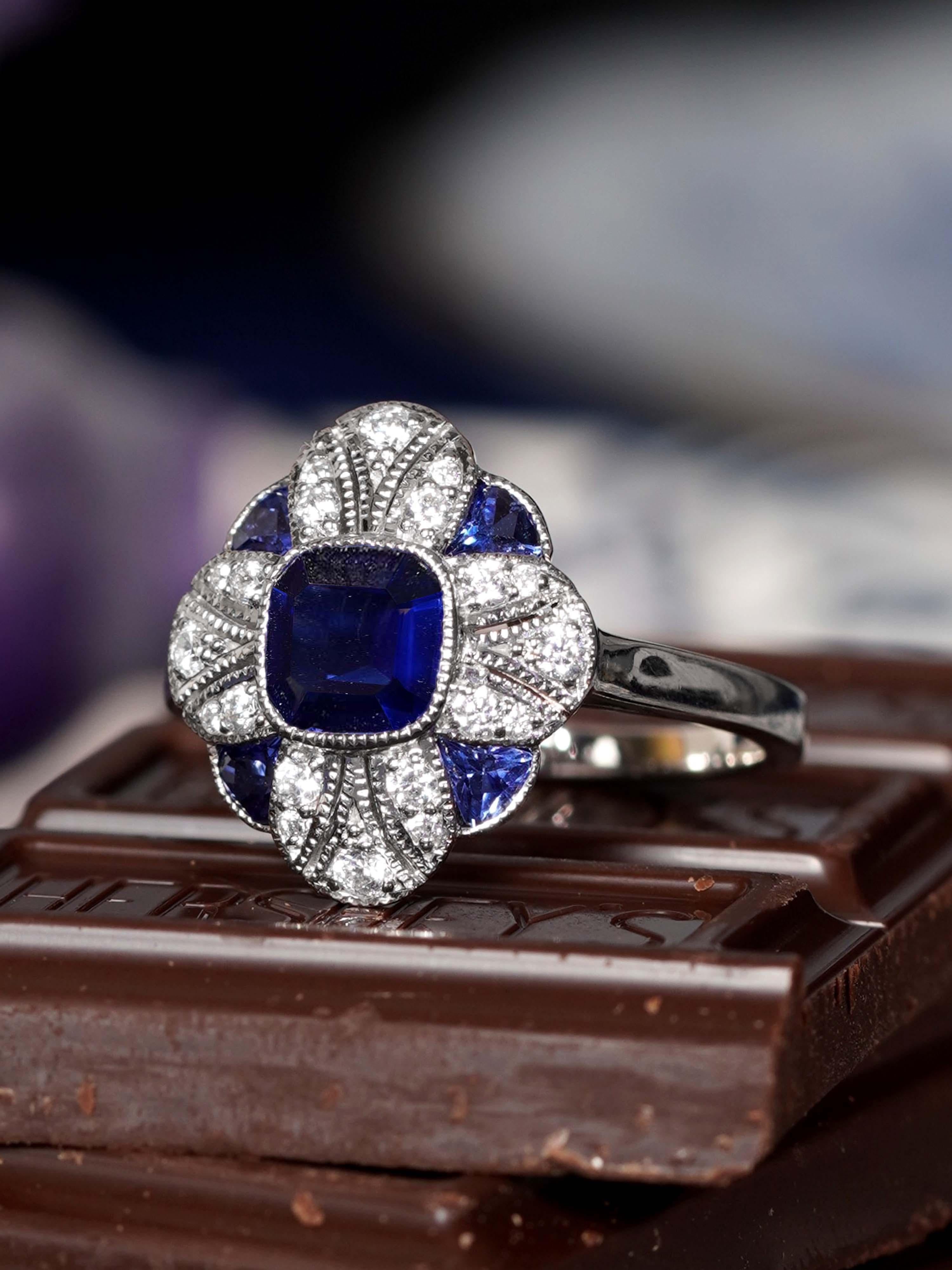 Bague de fiançailles de style Art déco en or blanc 18 carats avec saphir et diamants Neuf - En vente à Bangkok, TH