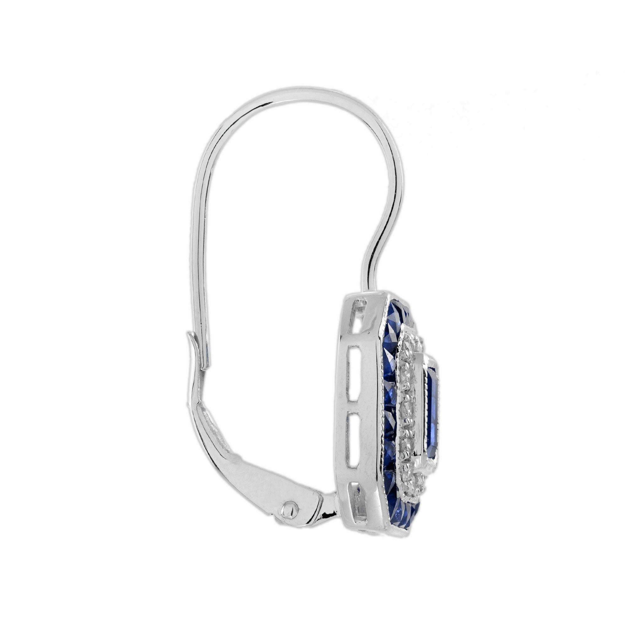 Un capolavoro di simmetria e scintillio. Un ricco zaffiro siede regalmente al centro, abbracciato da un'aureola di diamanti brillanti e incorniciato da eleganti zaffiri a taglio francese che richiamano la raffinatezza vintage. Ogni angolo racconta