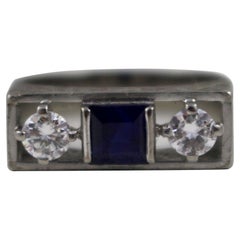 Bague à trois pierres de style Art déco en saphir et diamants