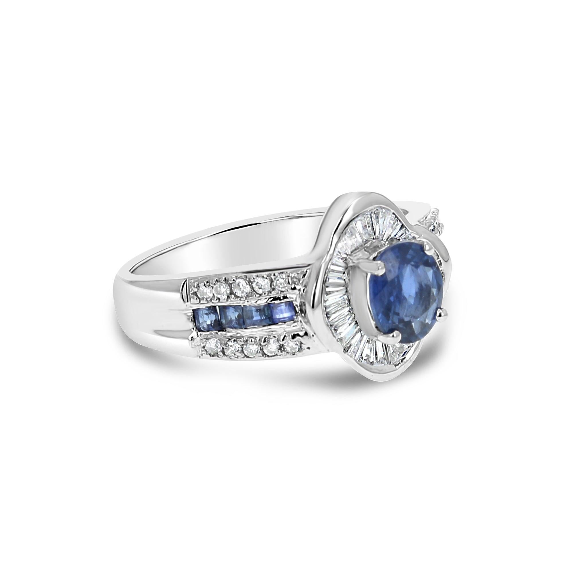 Taglio ovale Anello di fidanzamento zaffiro diamante baguette 1,60cttw oro bianco 18k in vendita