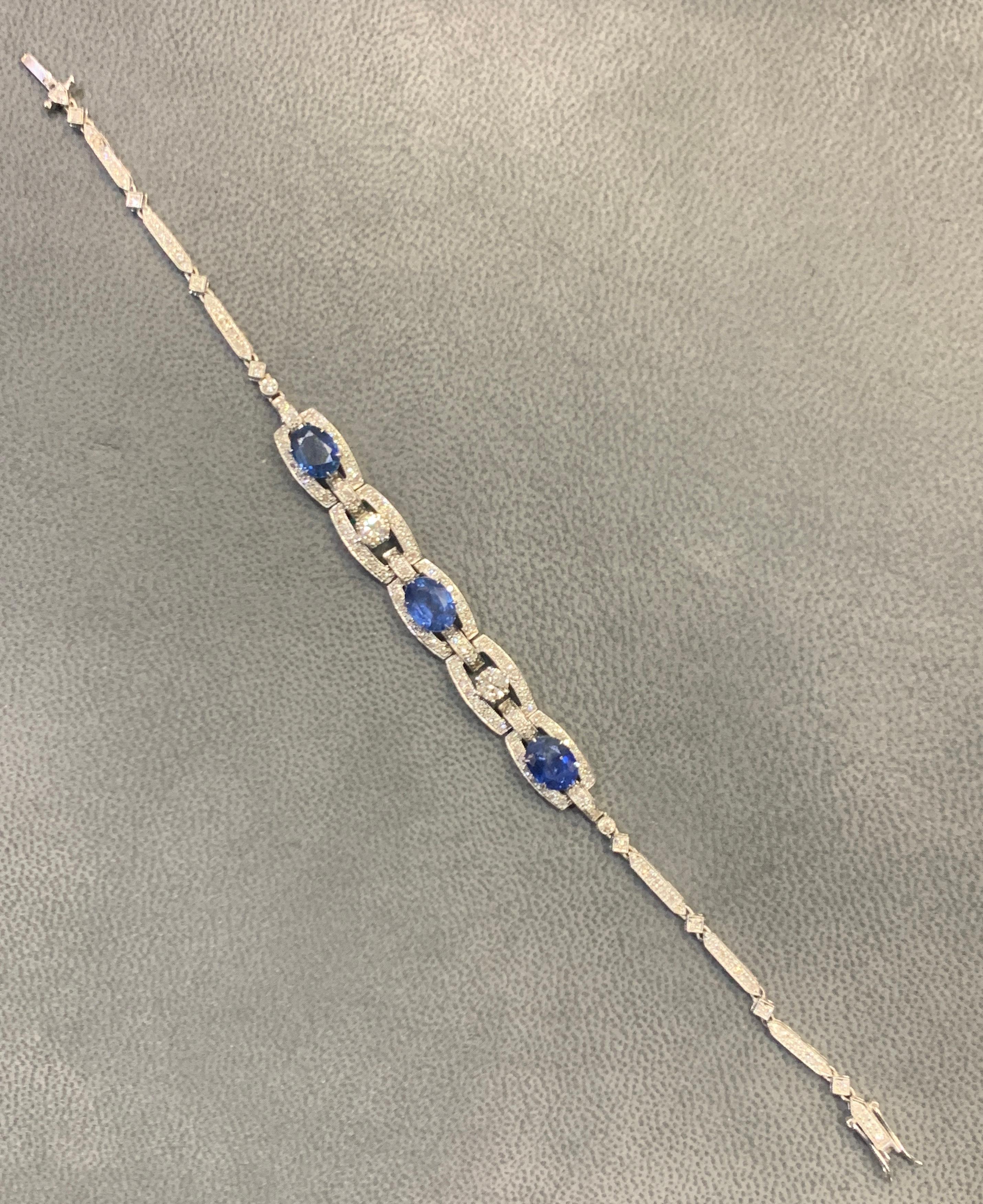 Bracciale con zaffiri e diamanti 

Bracciale con tre zaffiri taglio ovale del peso di circa 3 carati e diamanti taglio tondo

Misure: 7 di lunghezza 

Tipo di metallo: Oro bianco 14 carati 