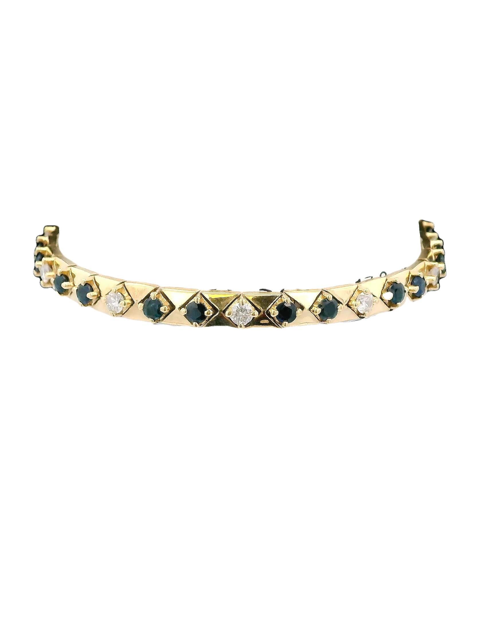 Bracelet en or avec 1,32 carats de diamants blancs ronds et 3,0 carats de saphirs bleus ronds. Clarté légèrement incluse (SI2), grade de couleur I. Poids total 15,0 g. Longueur 18,0 cm, largeur 5,1 mm. Circa 1980.