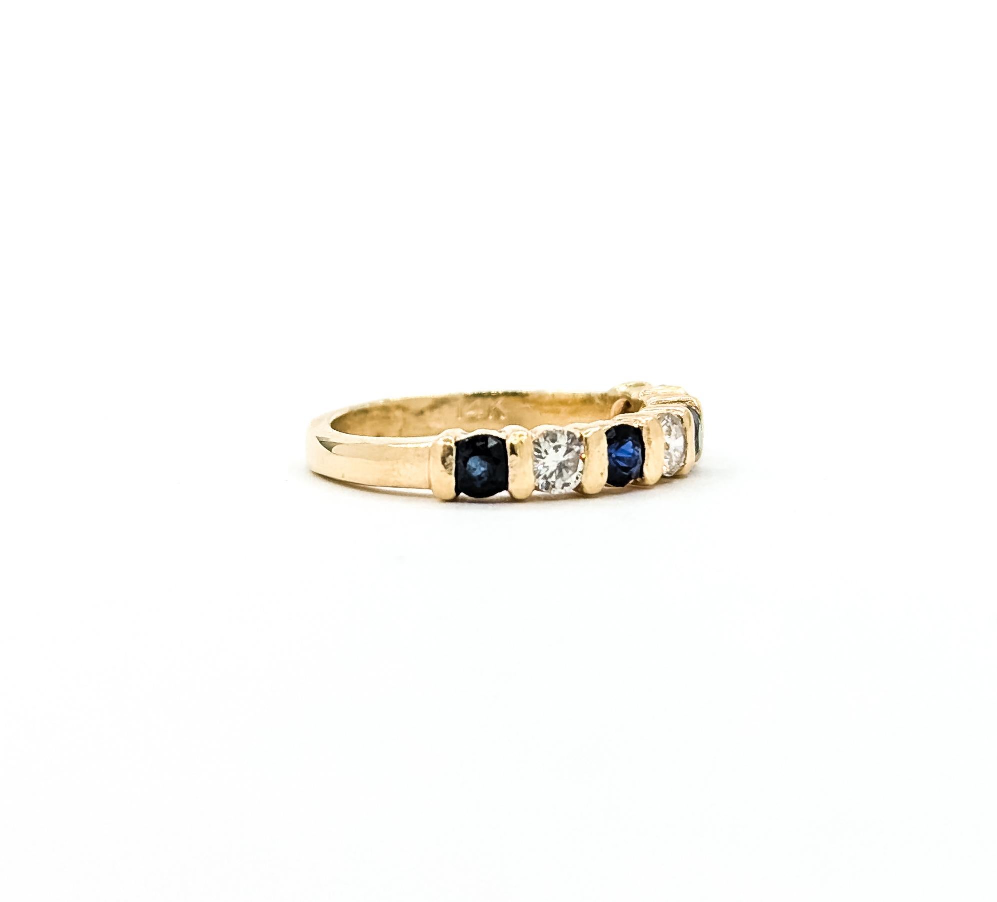 Questo anello è realizzato in oro giallo 14k e presenta uno zaffiro blu incastonato, con un design da sposa. Gli zaffiri ammontano a 0,40ctw. I diamanti rotondi ammontano a 0.30ctw, quasi incolore con purezza I. Questo anello è impreziosito da