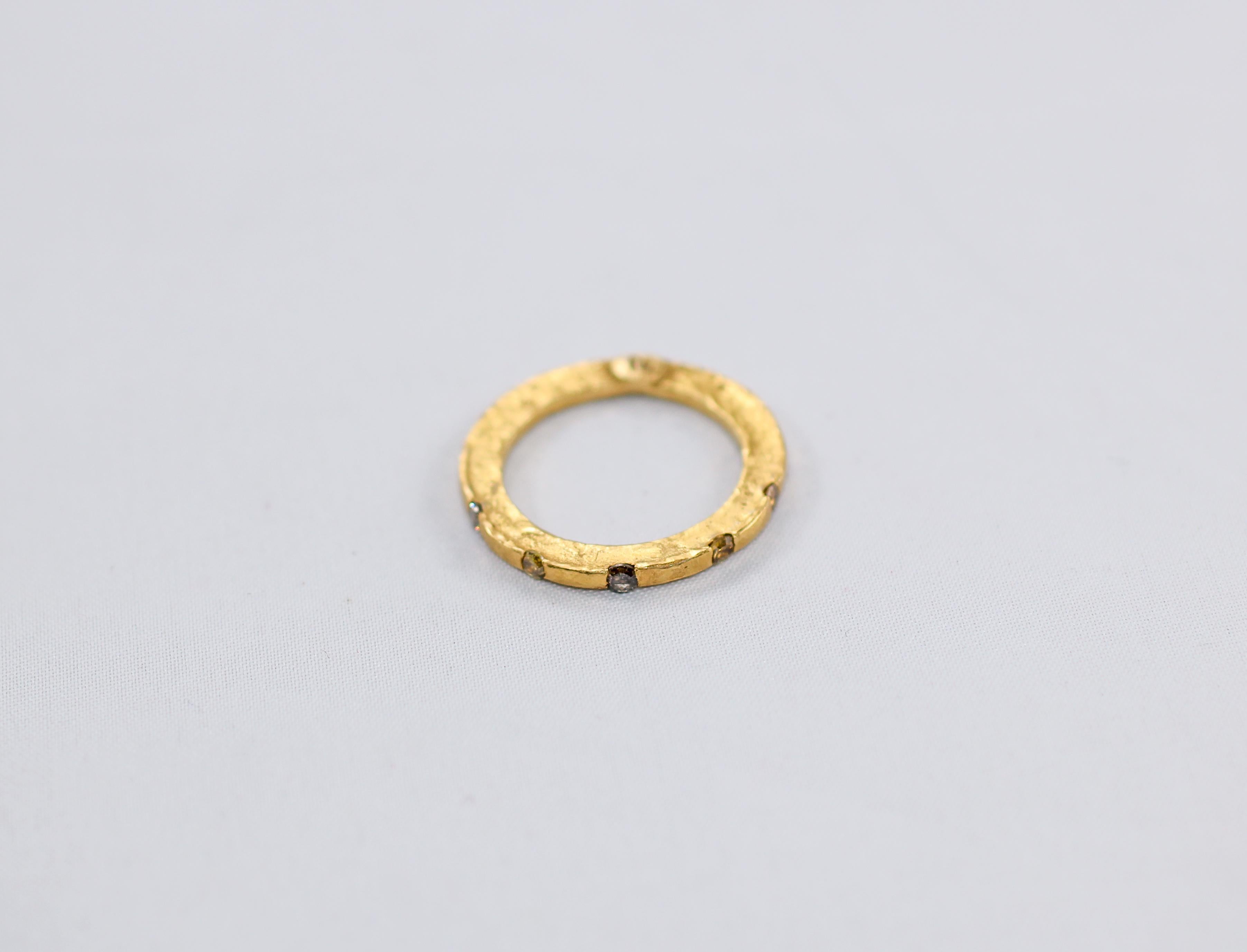 Ein Eheringstapel, der Ringe aus 18- und 22-karätigem recyceltem Gold mit braunen und gelben Diamanten und rosa Saphiren kombiniert. Alternative Hochzeits- oder Verlobungsringe für die Braut. Simplicity Stack #6 modern design- 

Diese auffälligen