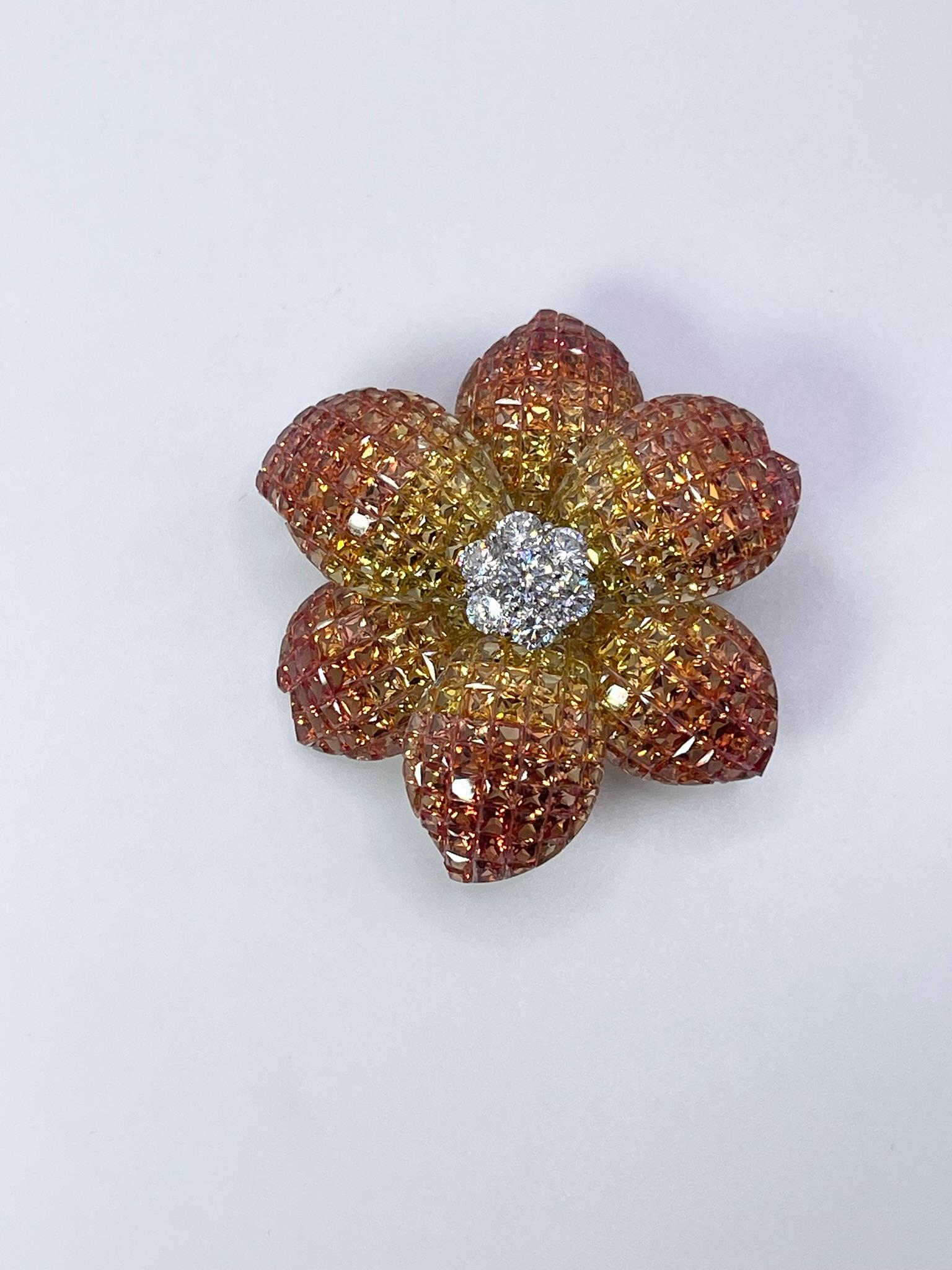 Luxuriöse Blumenbrosche mit natürlichen Saphiren und Diamanten aus 18 Kt Weißgold. Die seltene Art der Fassung wird als unsichtbare Fassung bezeichnet und zeigt kein Metall, sondern nur Steine. 

Grammgewicht: 25.07gr
GOLD: 18KT Weißgold
GRÖSSE: ca.