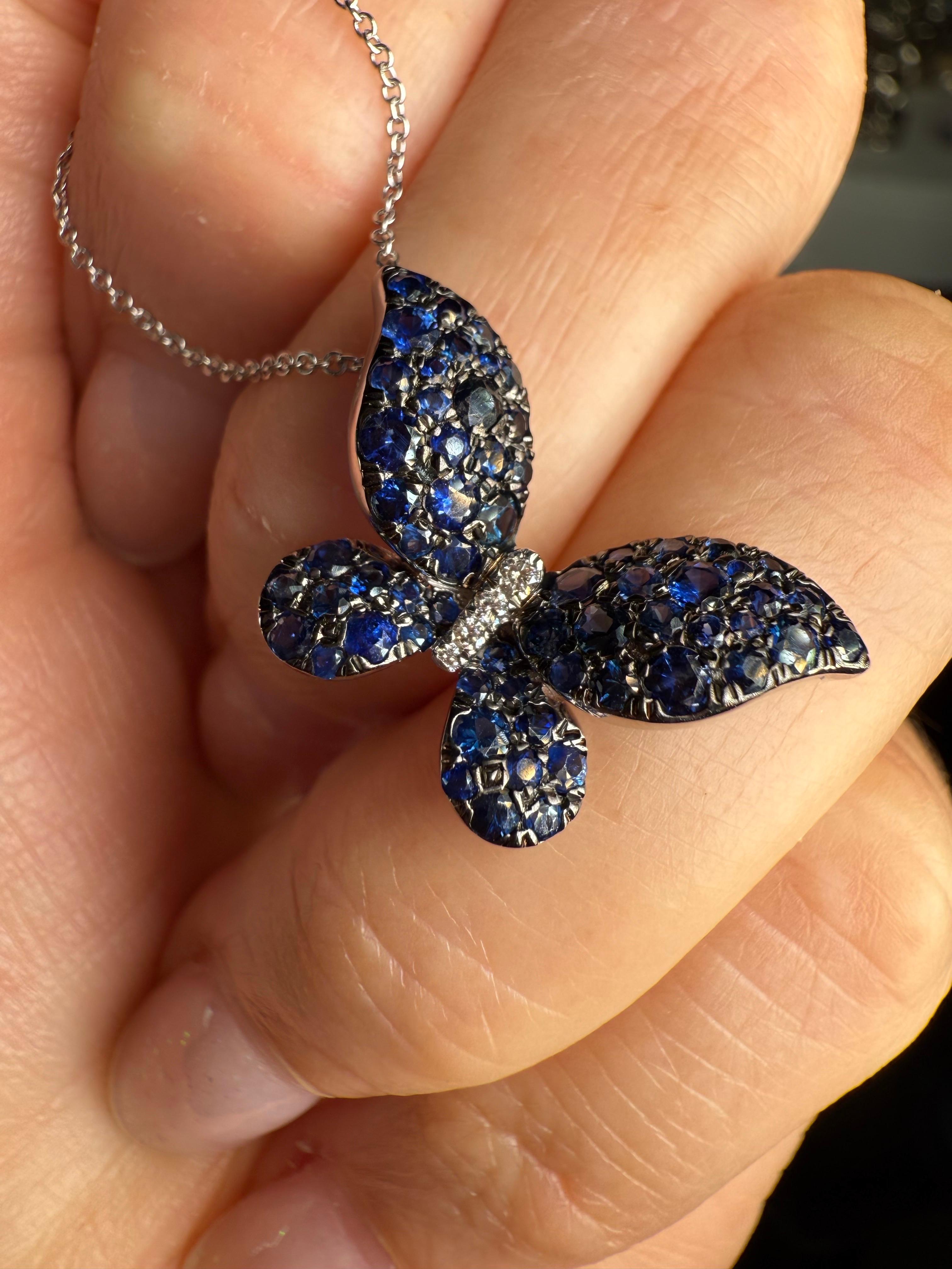 Taglio brillante Collana con ciondolo a farfalla con zaffiro e diamante in oro 14KT in vendita