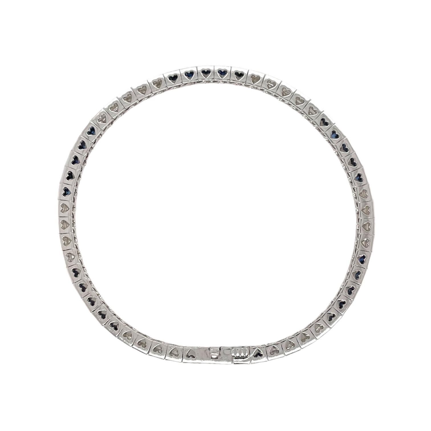 Zeitloses, quadratisches Armband aus 18 Karat Weißgold mit Saphiren und Diamanten im Smaragdschliff. Das Armband enthält 30 blaue Saphire im Quadratschliff (4,69 tcw) und 26 Diamanten im Smaragdschliff (3,75 tcw). Die Diamanten haben eine Farbe von