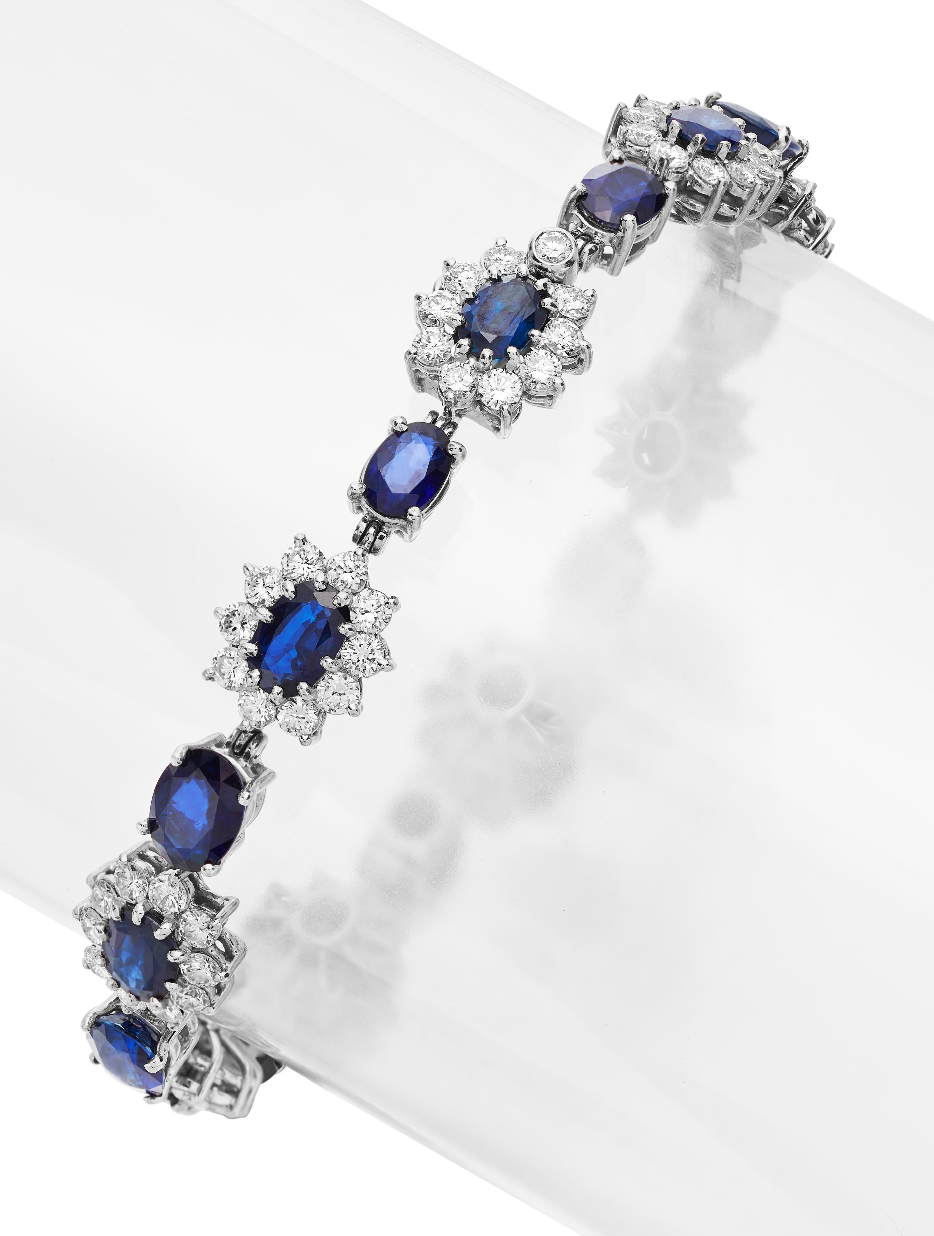 Tantalising 18 ct white gold, diamond and spphire bracelet with an alternating pattern of oval cut deep blue sapphires with white gold border and 10 petal diamond flowers with royal blue centers separated with simple coiled links.  Il est doté d'un
