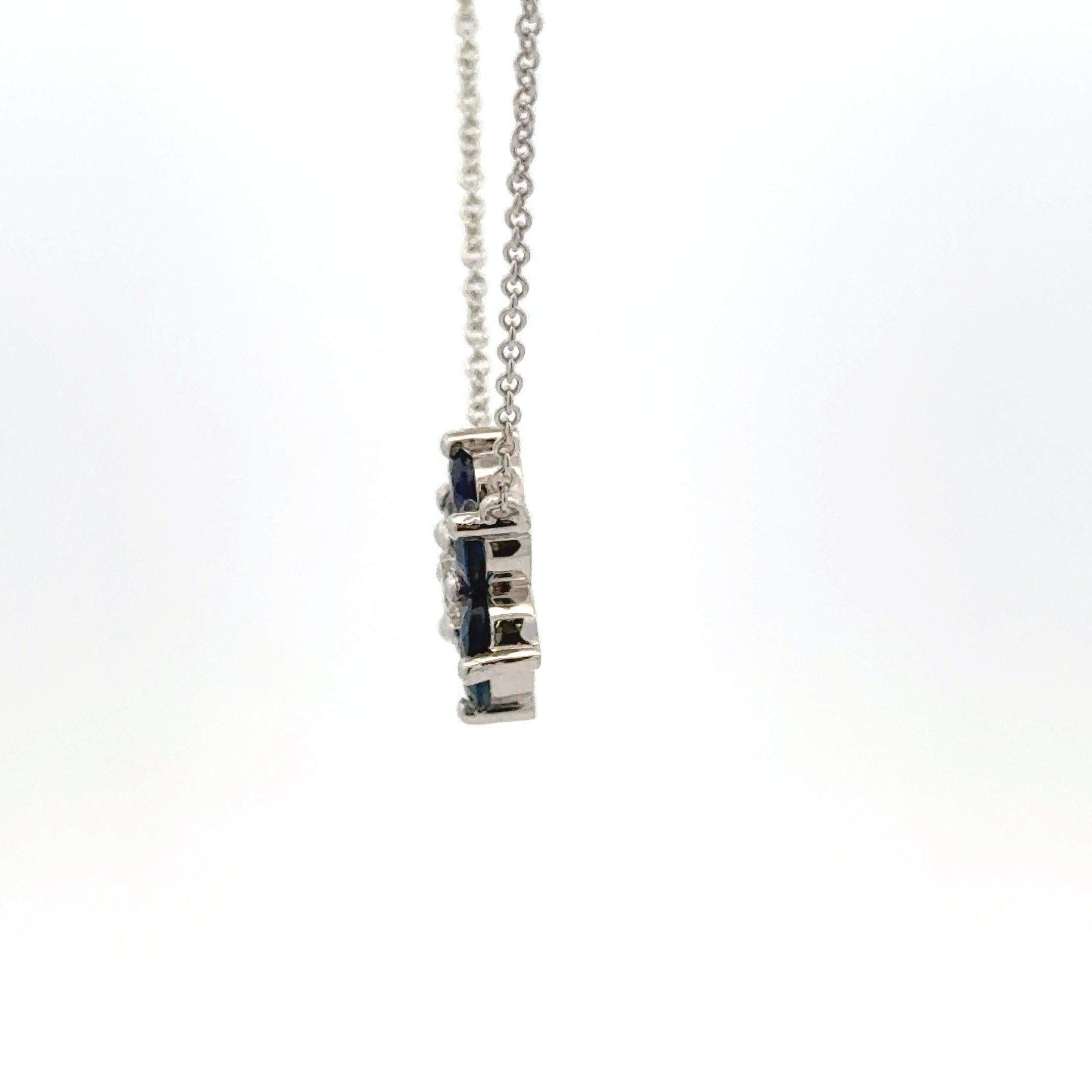 Collier pendentif floral saphir diamant grappe 1.38 CTTW 14 Karat White Gold en vente 3