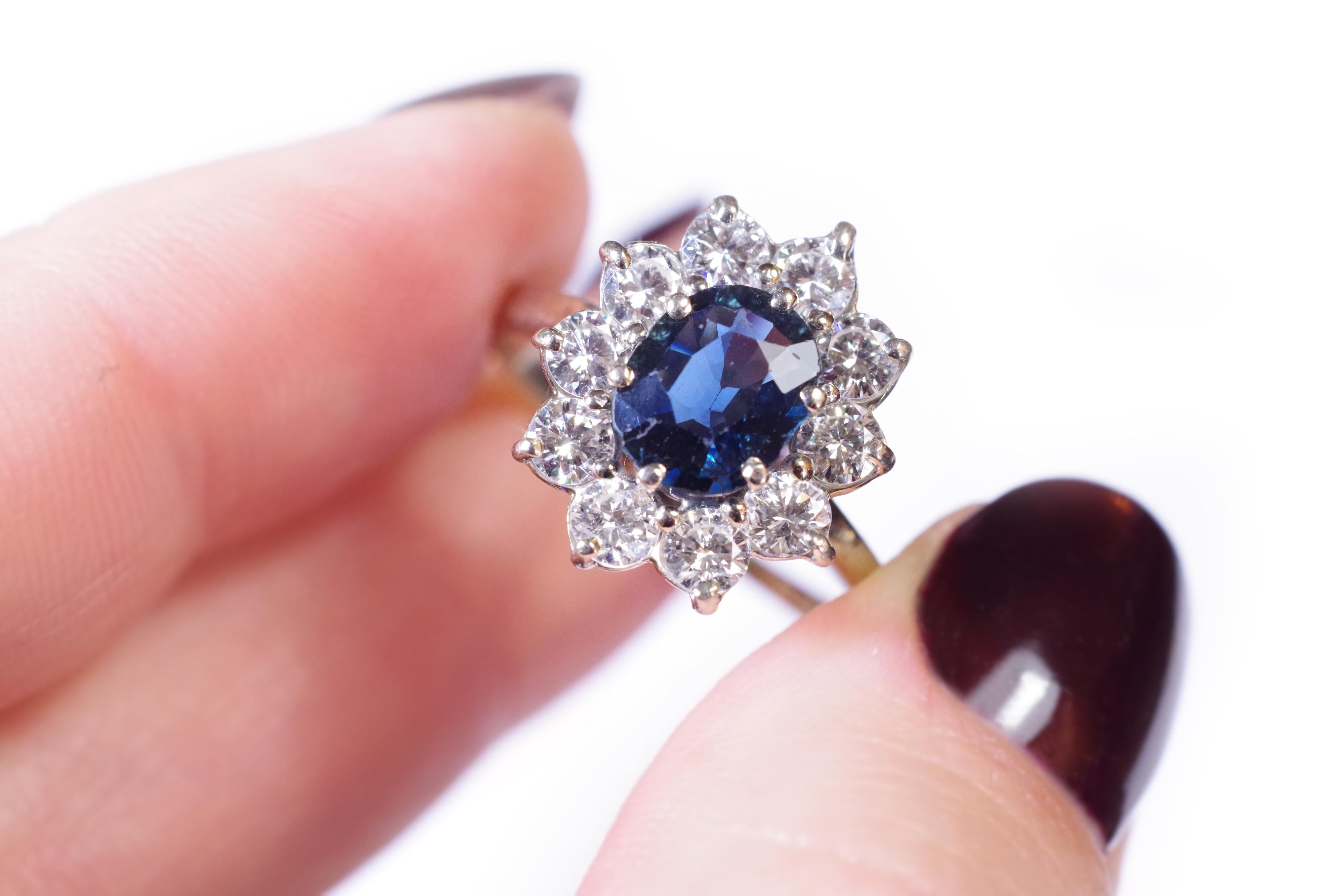Sapphire Diamond Cluster Ring in Gold 18k, Wedding Sapphire Ring In Fair Condition For Sale In PARIS, FR