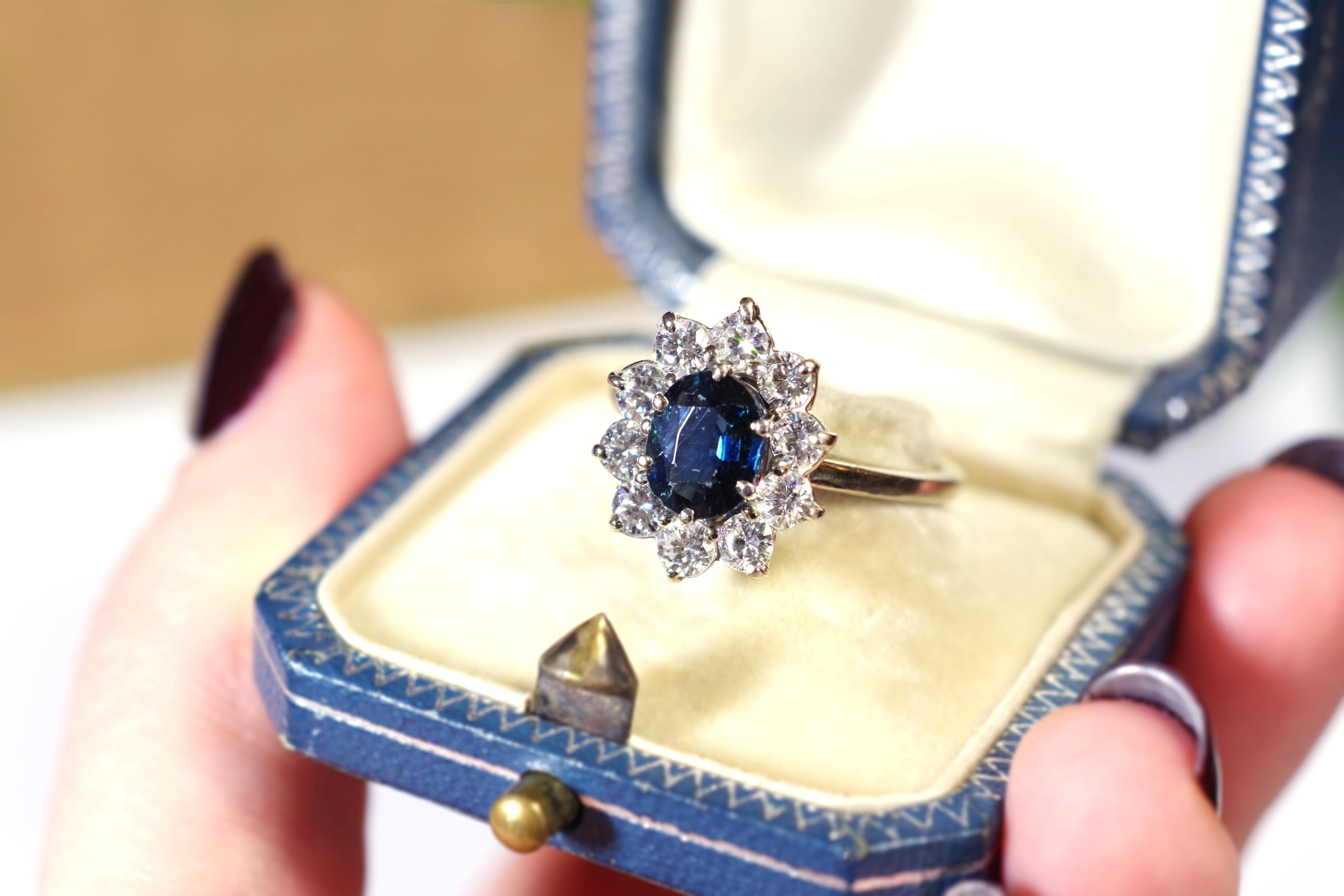 Sapphire Diamond Cluster Ring in Gold 18k, Wedding Sapphire Ring For Sale 2