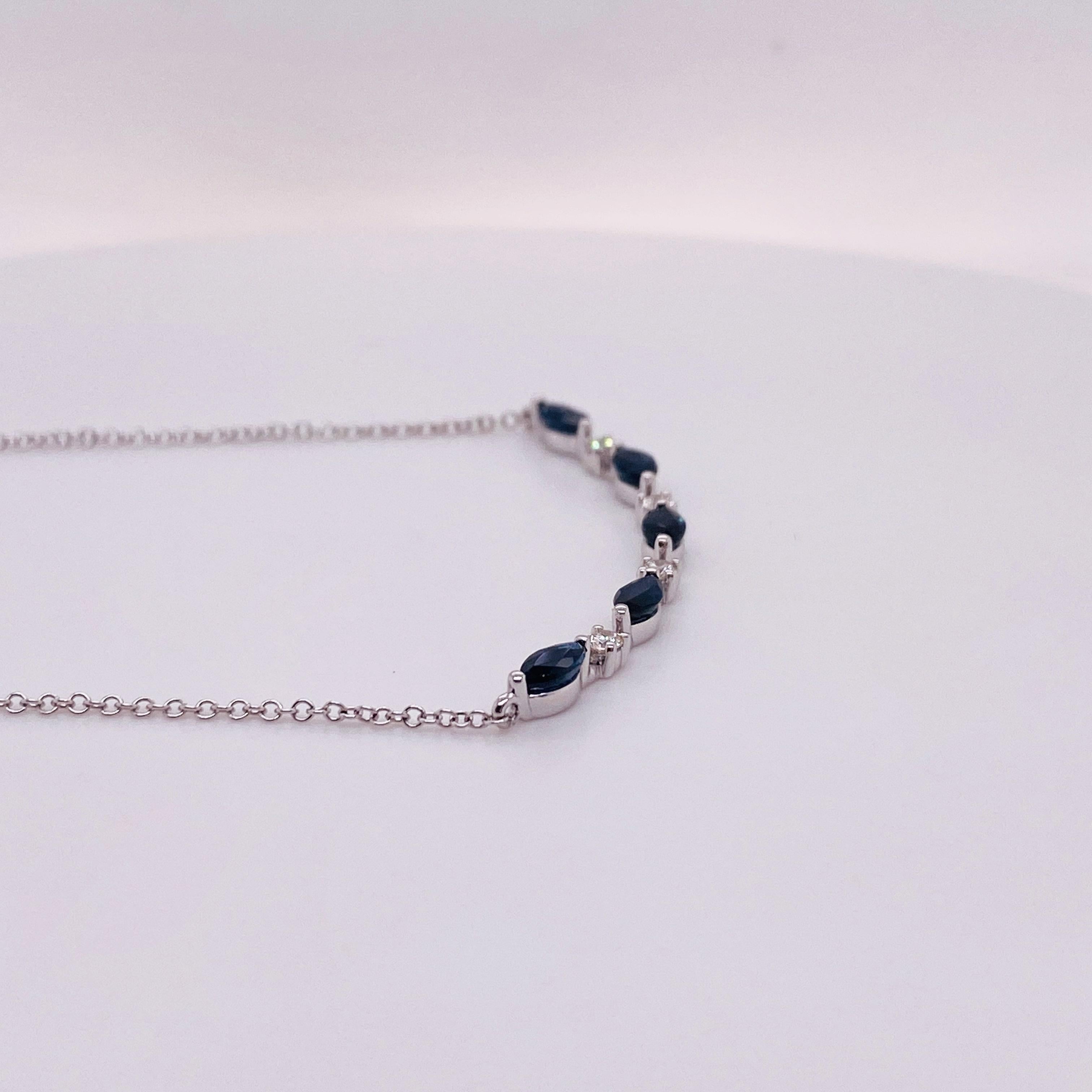 Abbellisci il collo della persona amata con questa perfetta collana di zaffiri e diamanti! La barra graziosamente ricurva sta benissimo da sola o impilata con altre catene preferite. Gli zaffiri sono la pietra natale di settembre e questo potrebbe