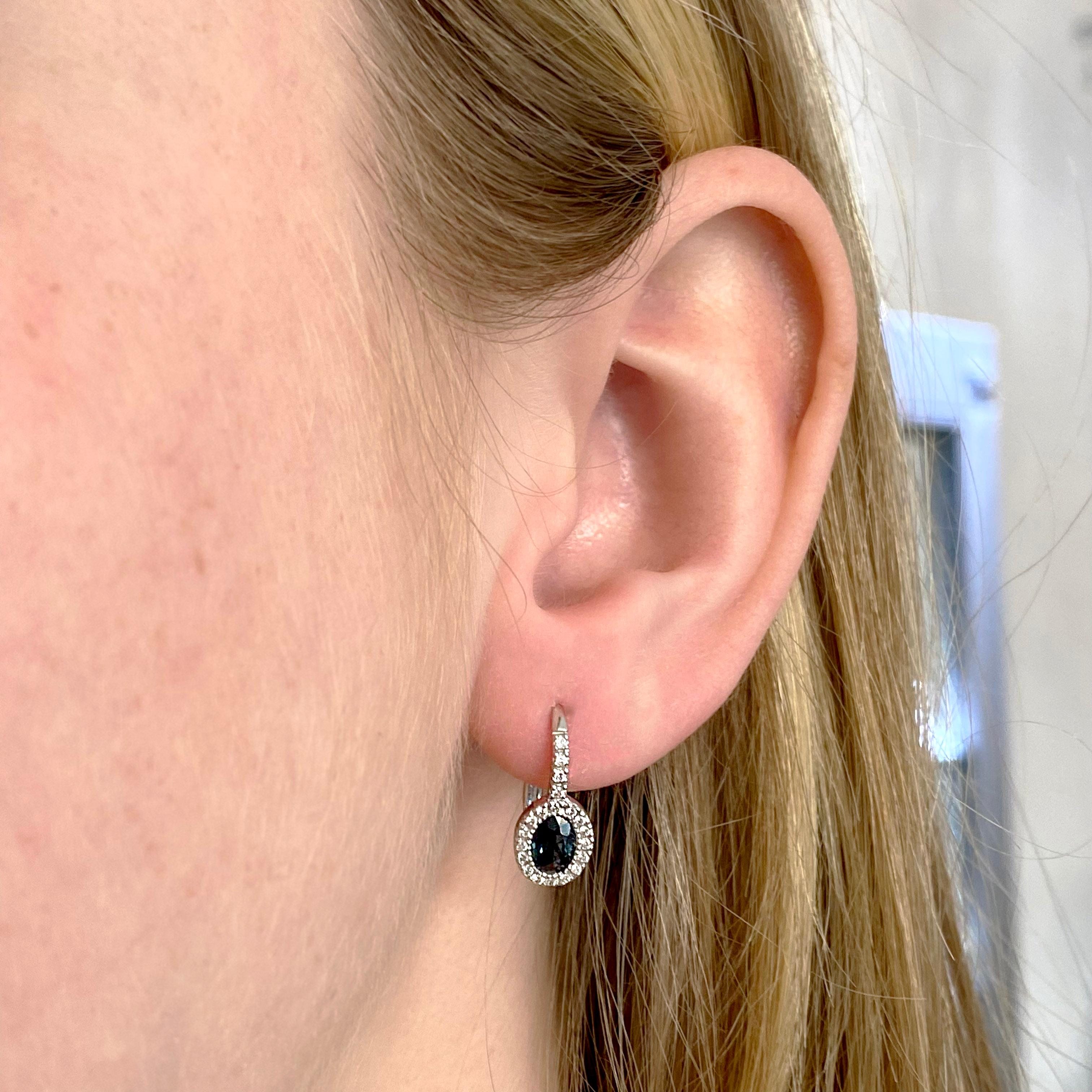 Diese Ohrringe sehen auf jedem Hautton einfach umwerfend aus. Der kostbare, tiefblaue Saphir sieht umwerfend aus und bildet einen perfekten Kontrast zu dem ihn umgebenden Diamantenhalo. Die Einzelheiten zu diesen Ohrringen sind unten aufgeführt: