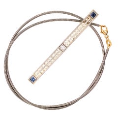 Ciondolo a barra con zaffiro e diamante in oro Deco-Era su catena in acciaio e oro