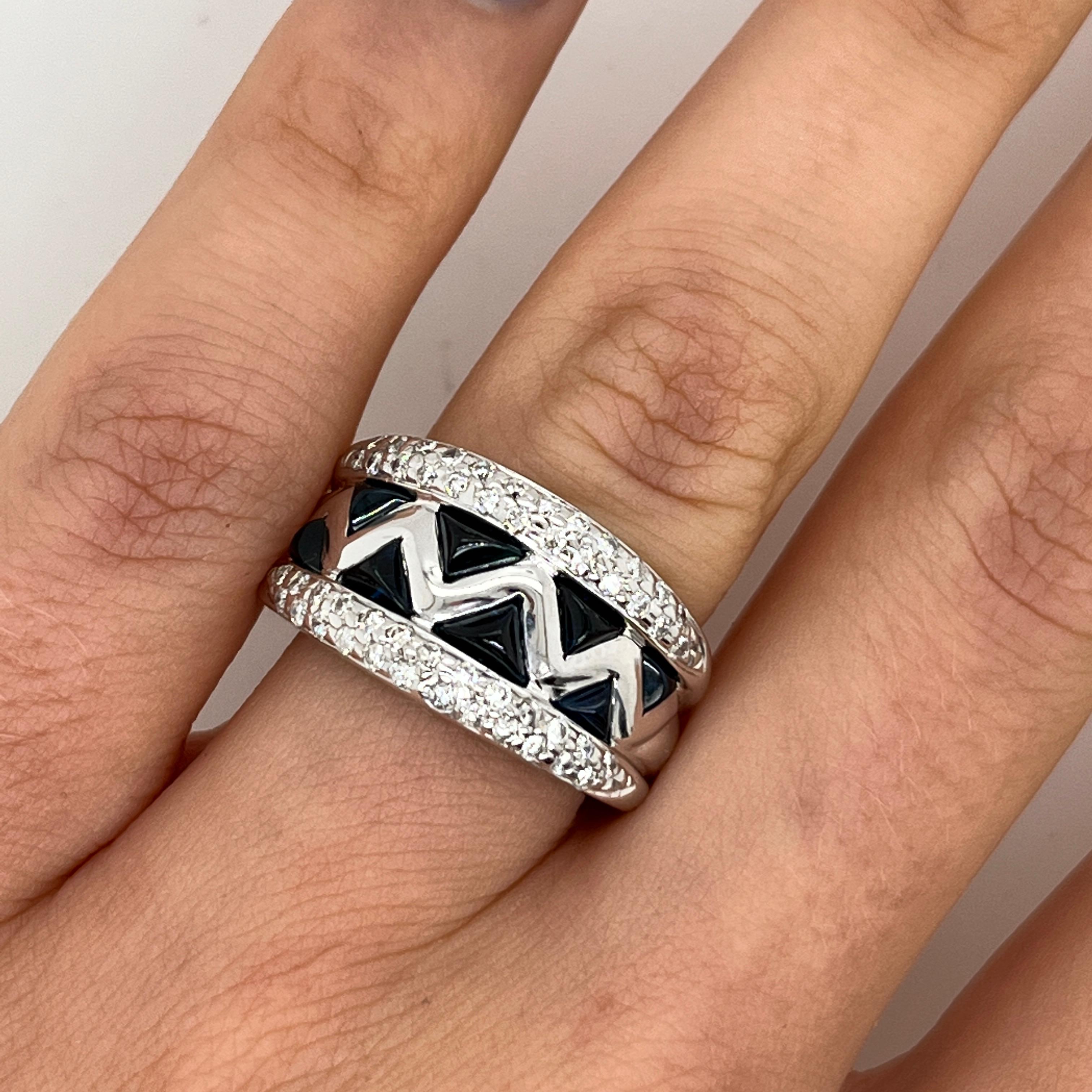 Una pieza delicada y atemporal, este elegante anillo multifila está elaborado en oro blanco de 18 ct y 
engastada con zafiros naturales de cabujón triangular y diamantes naturales redondos de talla brillante. 
Perfecto para la elegancia cotidiana o