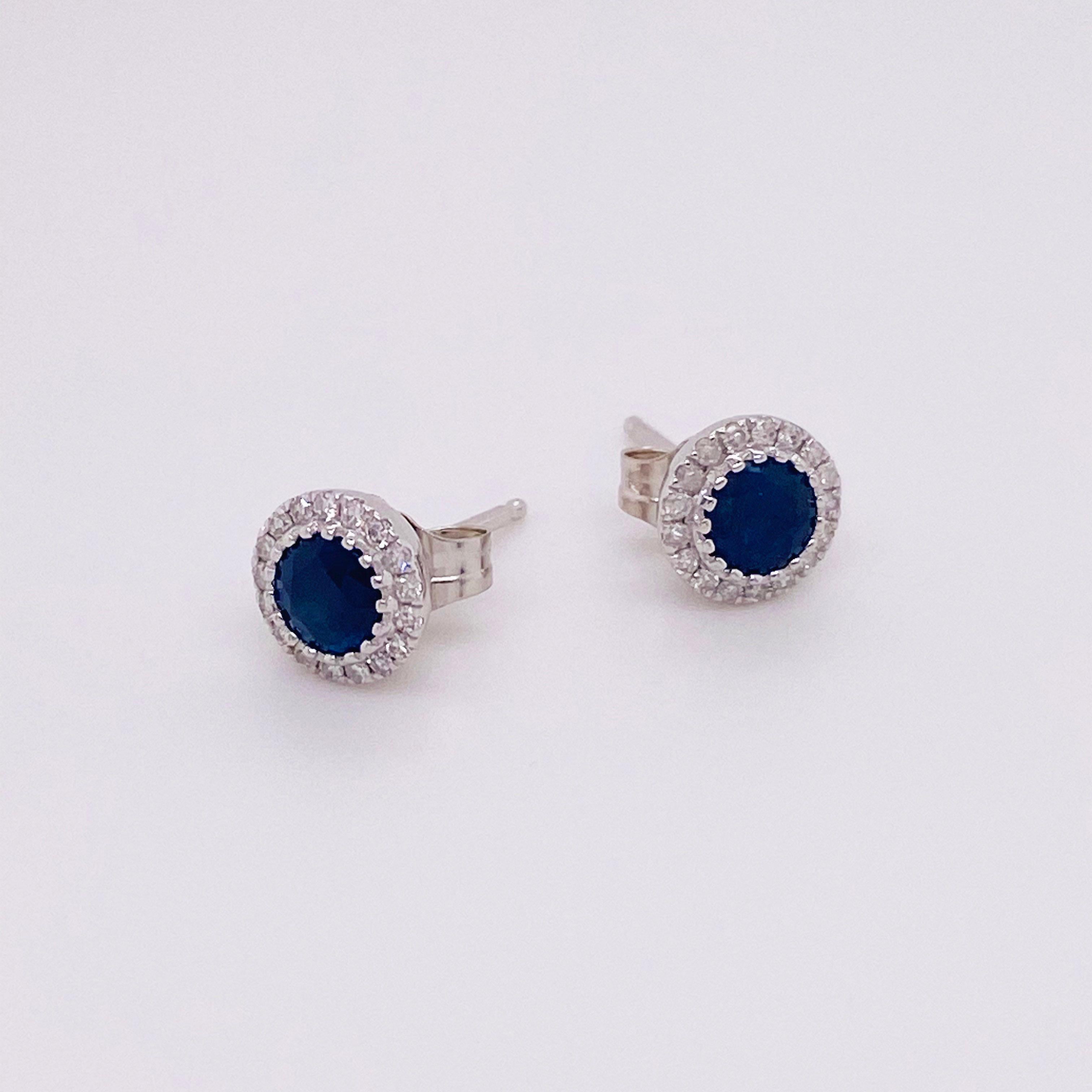 Taille ronde Boucles d'oreilles saphir diamant, .7 carat bleu, .11 carat diamant, clous d'oreilles, or blanc en vente