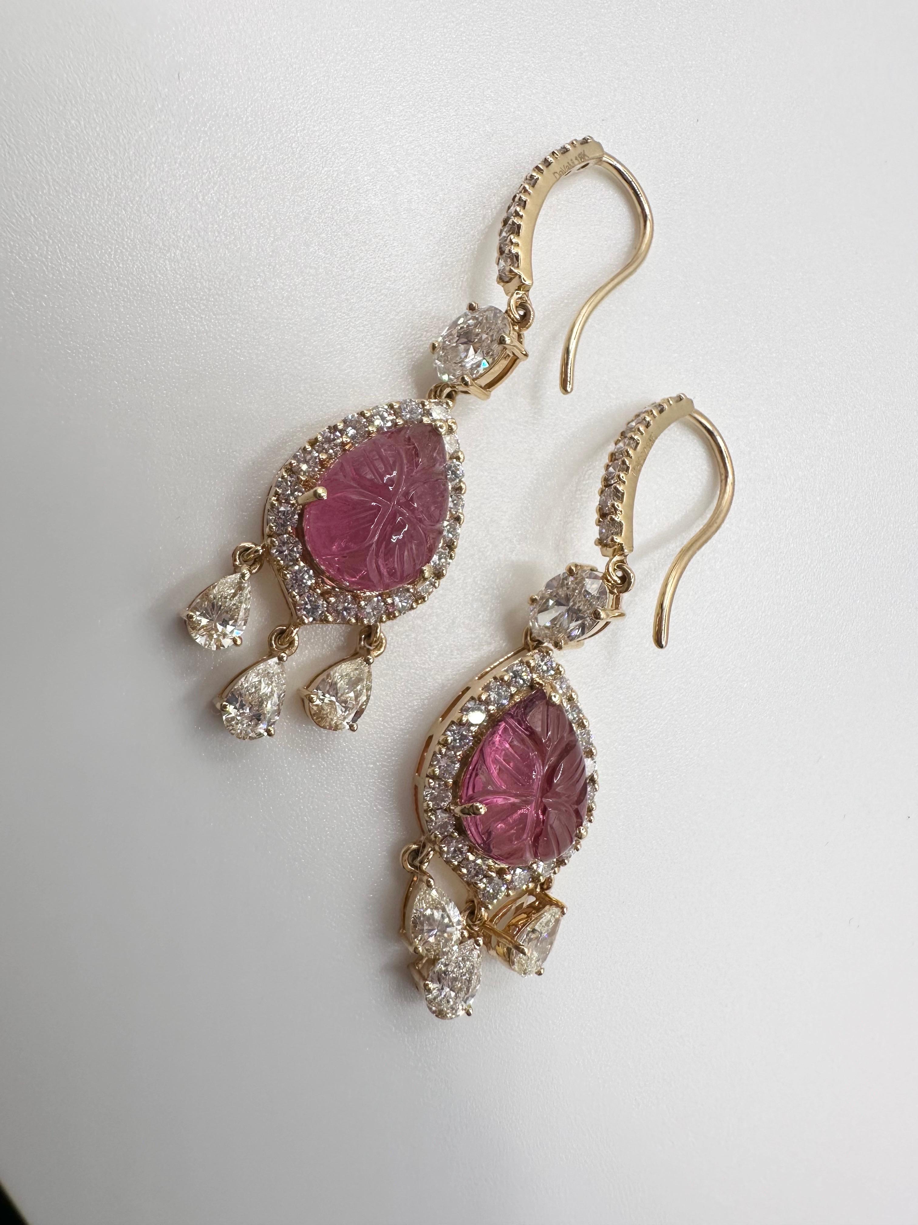 Gli orecchini con zaffiri rosa e diamanti naturali in oro rosa 18KT, gli zaffiri sono scolpiti a mano ed è difficile trovare qualcosa di simile a questi! Gli orecchini sono fatti a mano alla perfezione!

*L'articolo verrà fornito con una bella