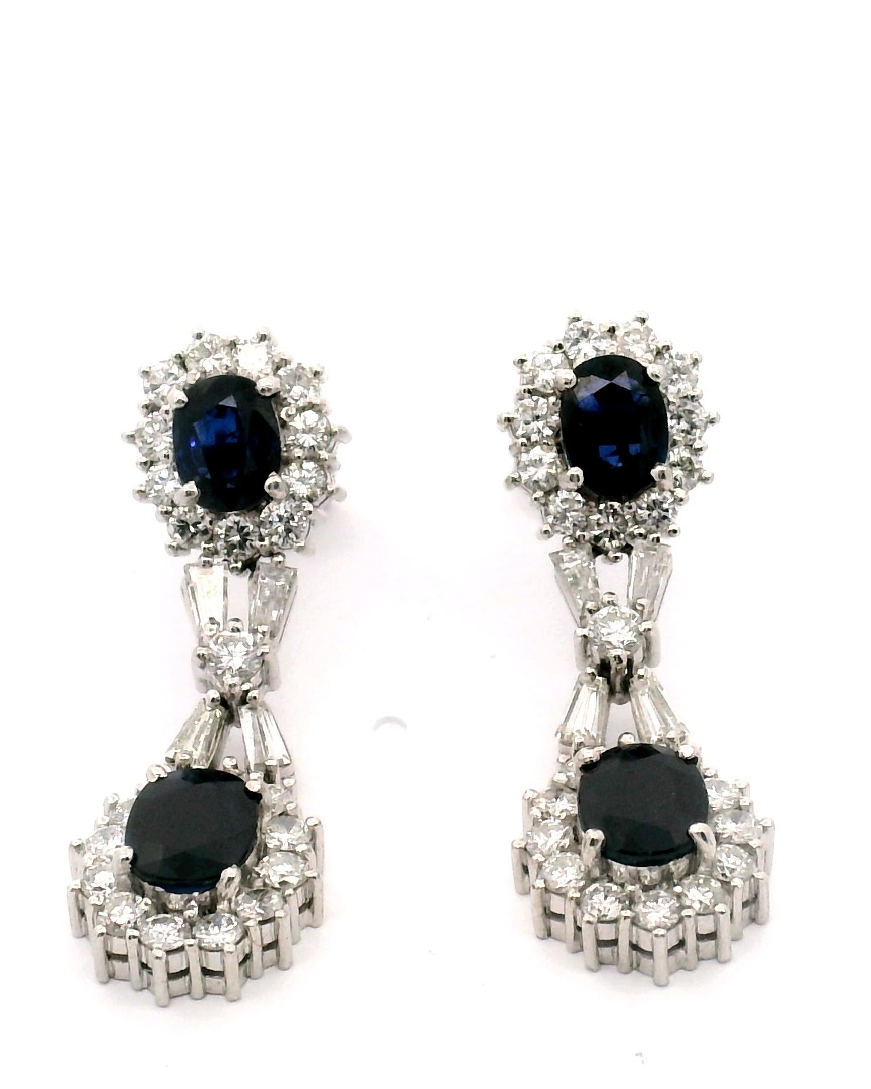 Coppia di orecchini pendenti in oro bianco con doppio zaffiro e diamanti a raggiera.

48 diamanti rotondi di circa 1,98cttw.

8 diamanti Bageutte di circa 0,80cttw.

4 Zaffiri di circa 3,60 cttw. 

Oro bianco 14k circa 10,9 grammi 
