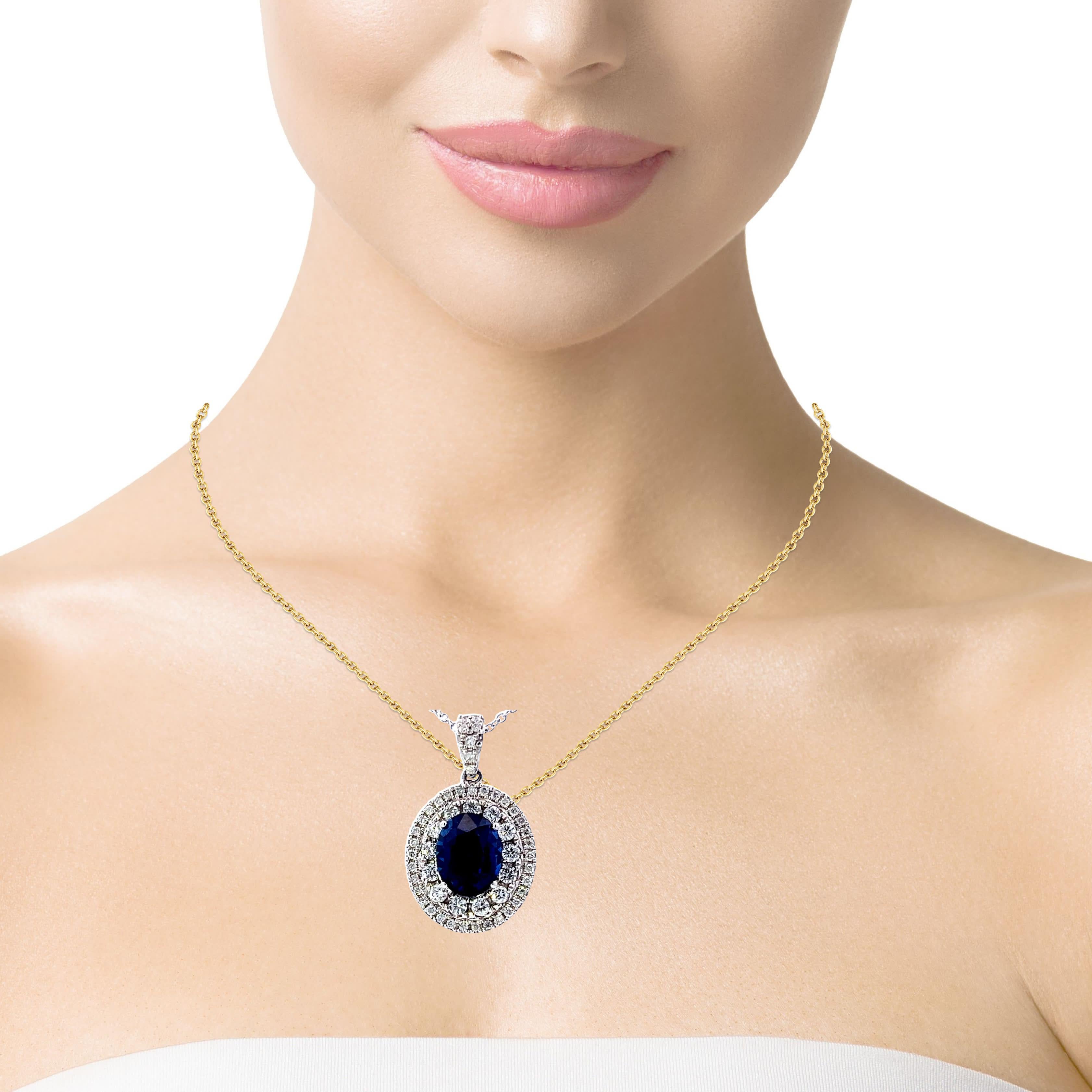 Svela la tua eleganza con questo magnifico ciondolo con zaffiro blu e diamanti, un esempio di raffinatezza e classe.