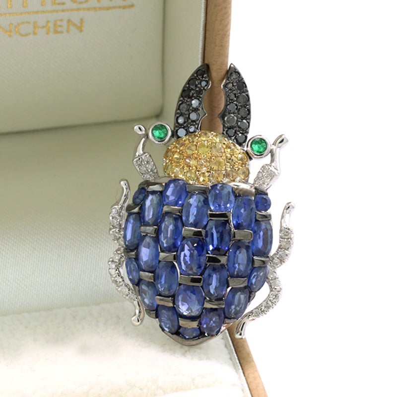 Contemporary Sapphire Diamond Emerald 5.45 carat Pendant/Brooch 18 Kt White Gold Stag Beetle