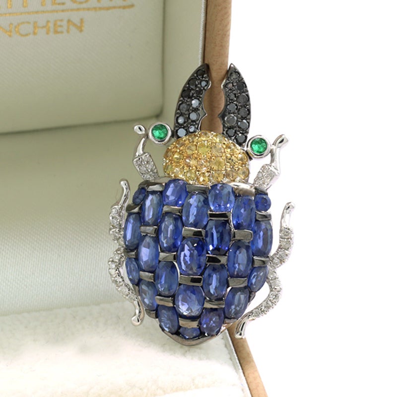 Saphir Diamant Smaragd 5,45 Karat Anhänger/Brosche 18 Kt Weißgold Hirschkäfer (Zeitgenössisch) im Angebot