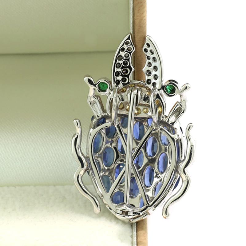Sapphire Diamond Emerald 5.45 carat Pendant/Brooch 18 Kt White Gold Stag Beetle In New Condition In München, DE