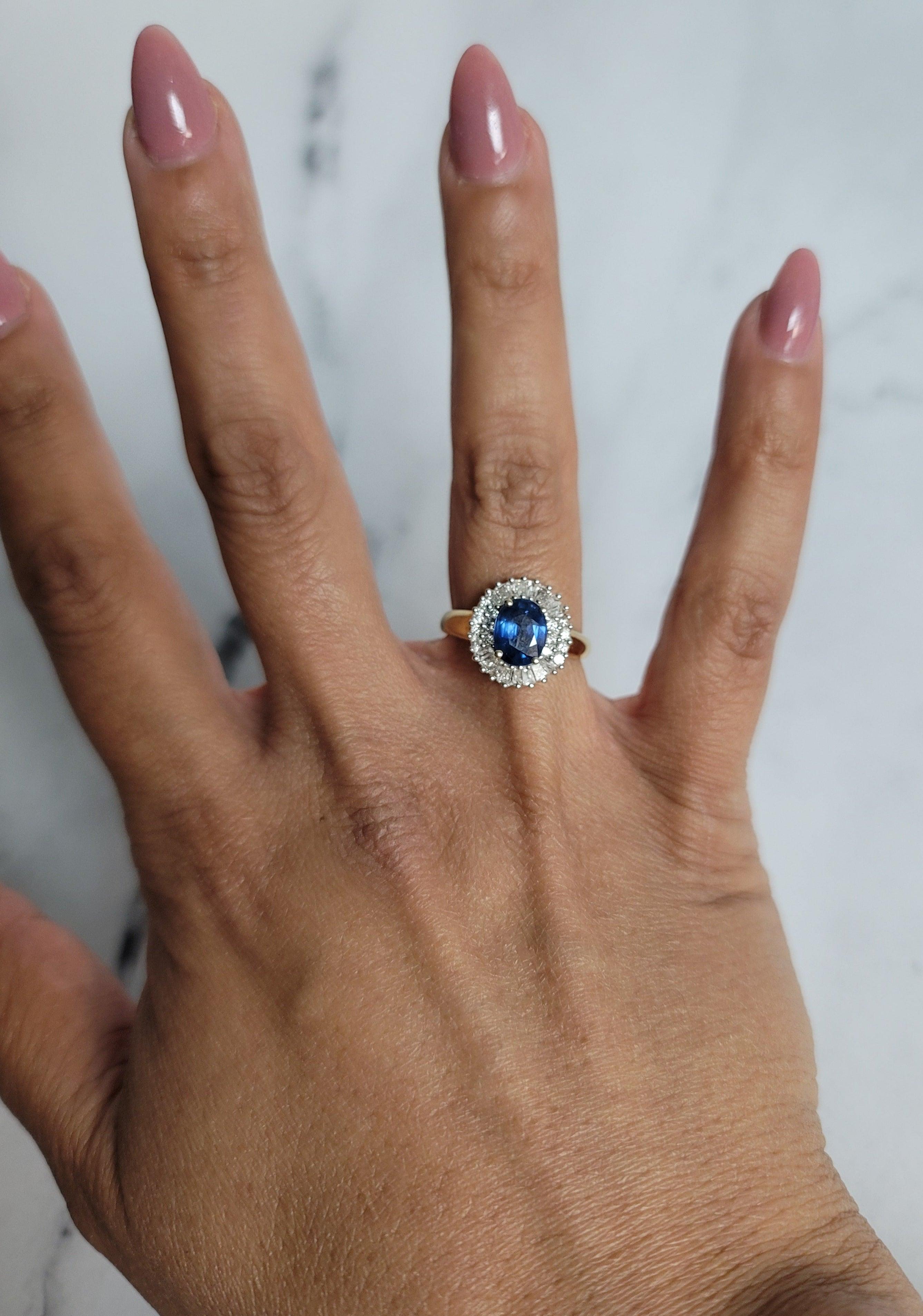 ♥ Sommaire du produit ♥

Pierre principale : Diamant et saphir
Approx. Poids total en carats : 1.80cttw
Saphir Poids en carats : 1,65ct
Poids en carats du diamant : .15ct
Couleur du diamant : G/H
Clarté du diamant : SI1/SI2
Taille du diamant :